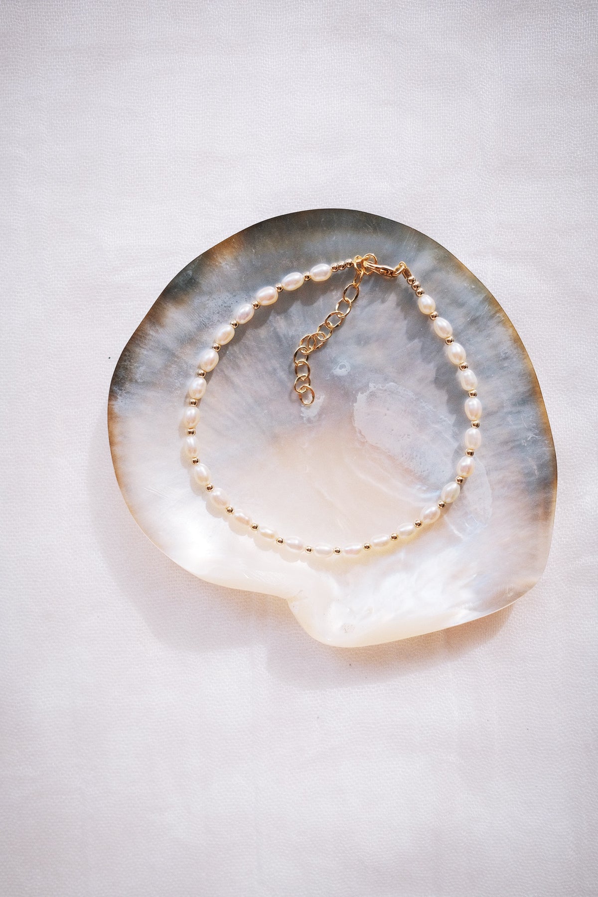 White Rice Pearl & Gold Bead Adjustable Anklet - Gold Keʻokeʻo