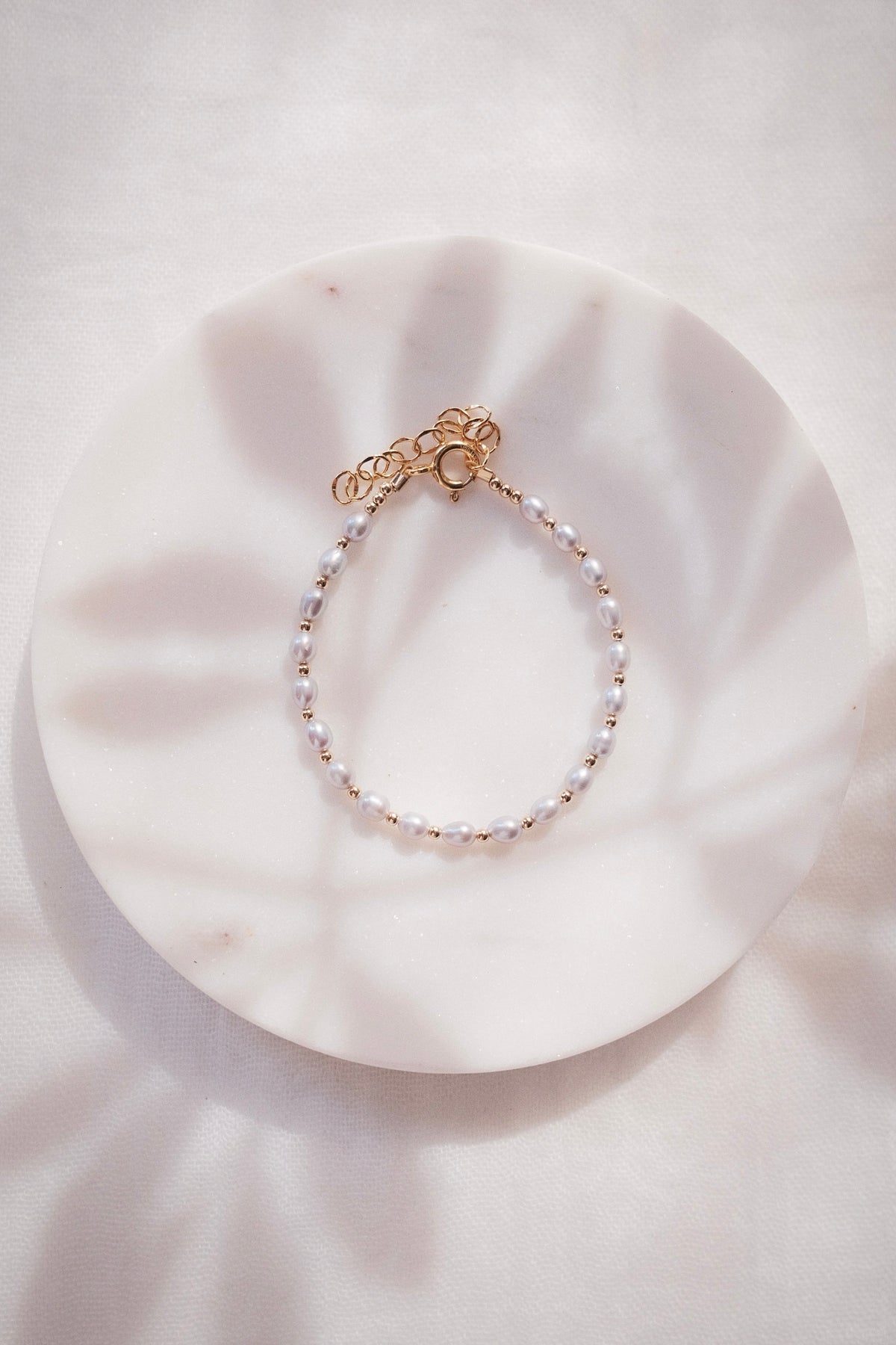 Gray Rice Pearl & Gold Bead Adjustable Bracelet - Gold Āhiahi