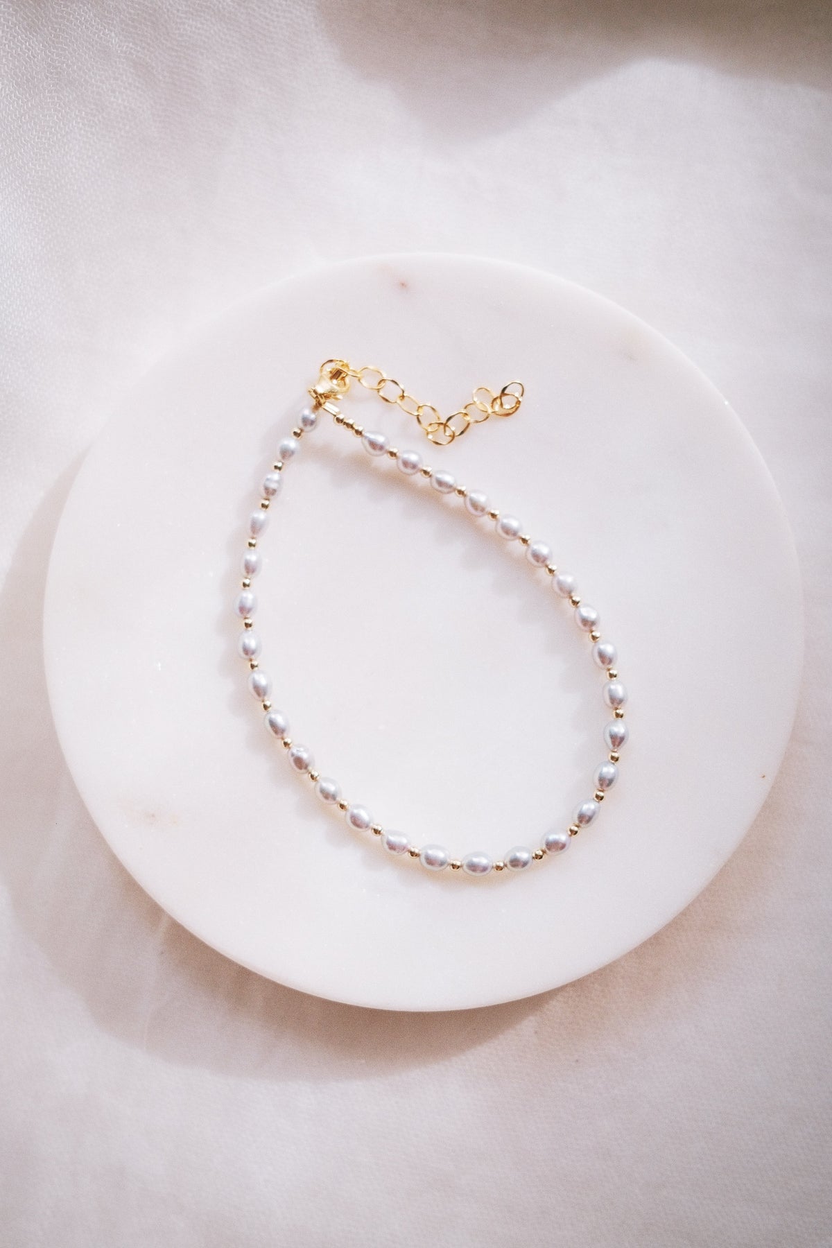 Gray Rice Pearl & Gold Bead Adjustable Anklet - Gold Āhiahi