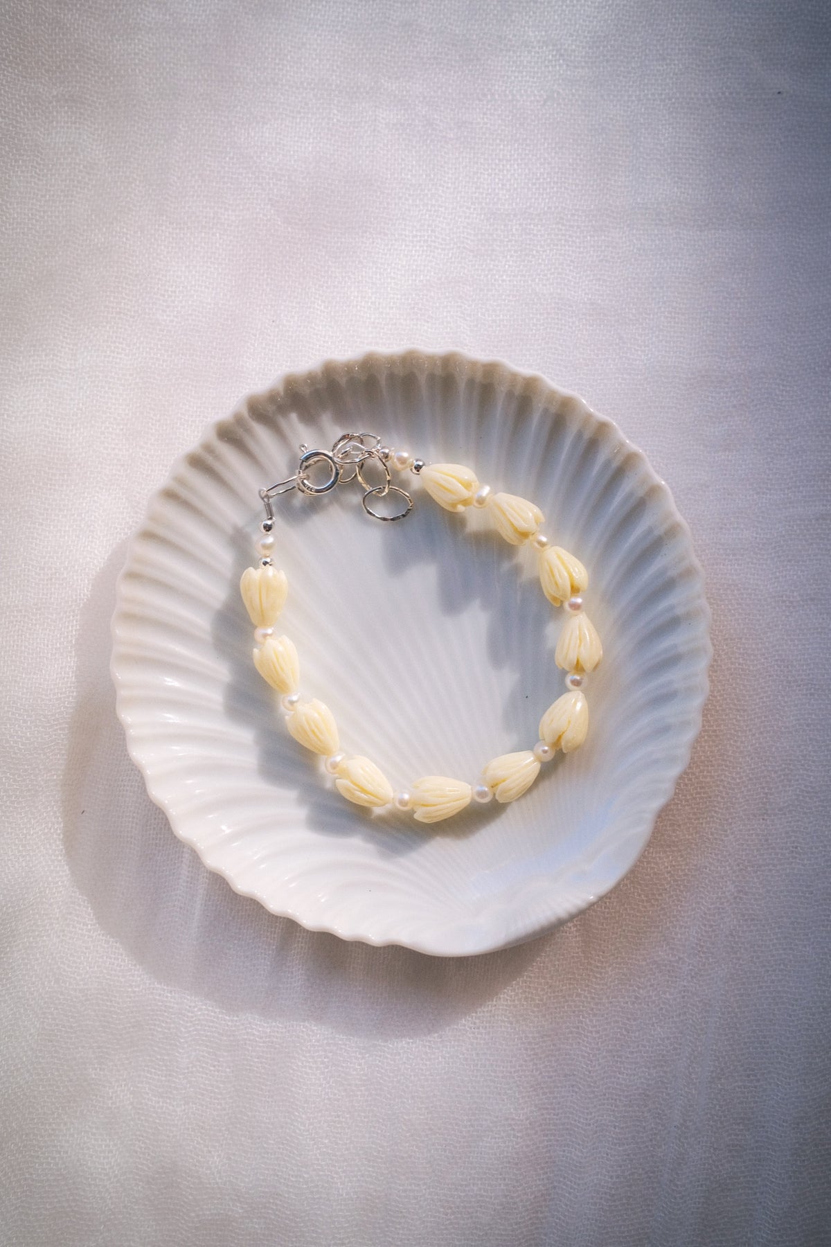 Resin Pikake & Pearl Beaded Bracelet - Gold Kupuna