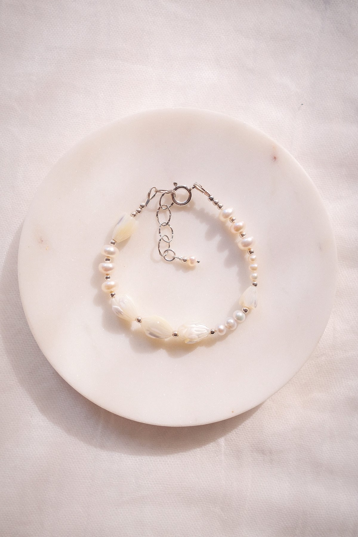Luminous Pearl & Pikake Beaded Bracelet - Silver Heleleʻi