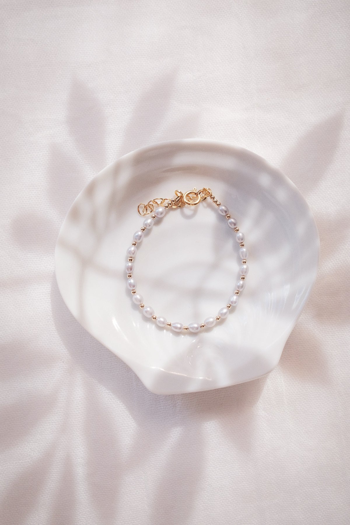 Gray Rice Pearl & Gold Bead Adjustable Bracelet - Gold Āhiahi
