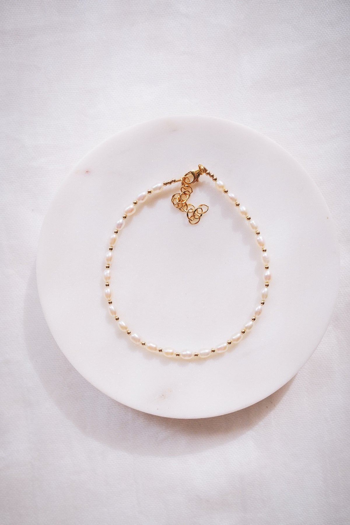 White Rice Pearl & Gold Bead Adjustable Anklet - Gold Keʻokeʻo