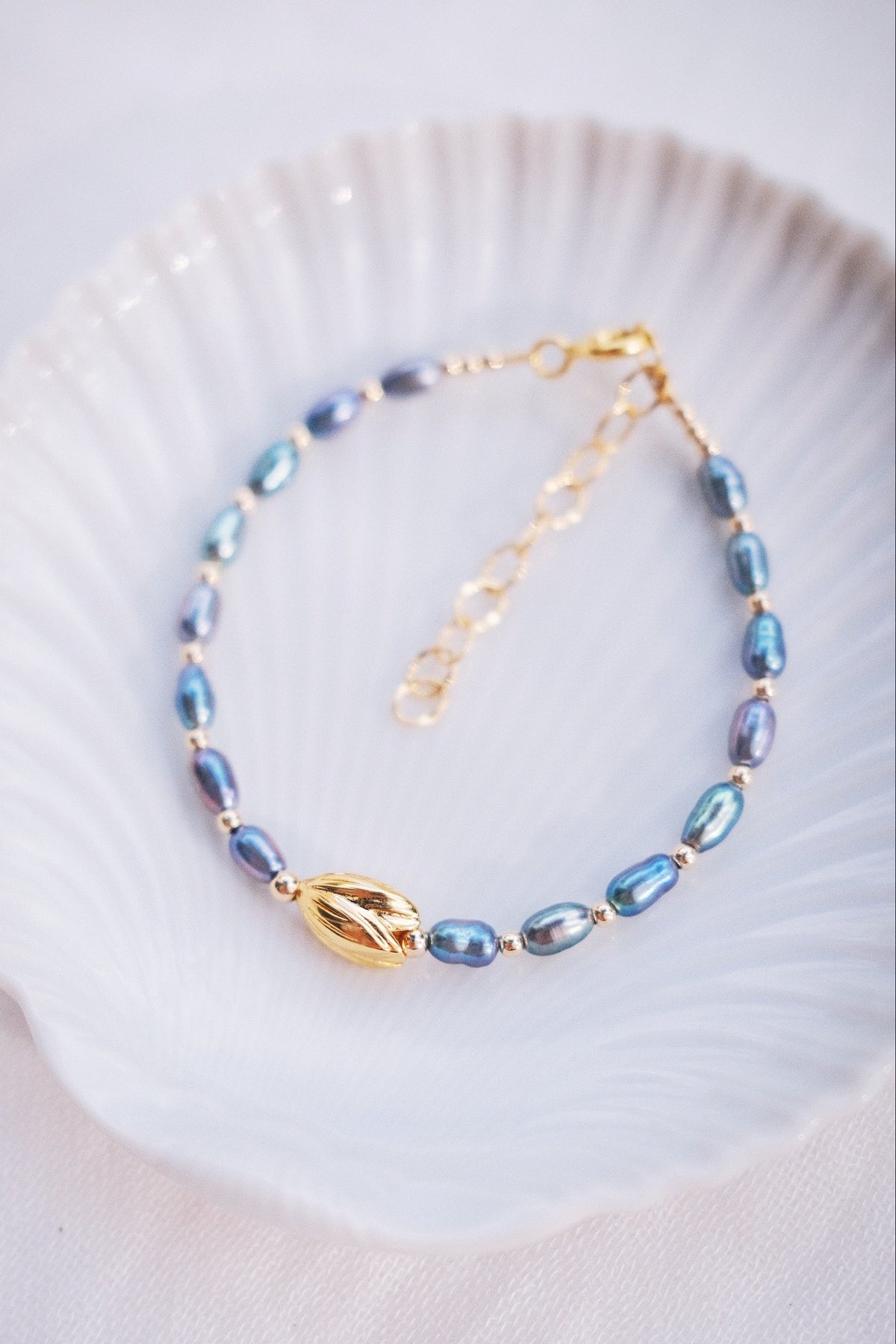 Peacock Freshwater Pearl Bracelet with Gold Pikake Bead - Haʻihaʻi