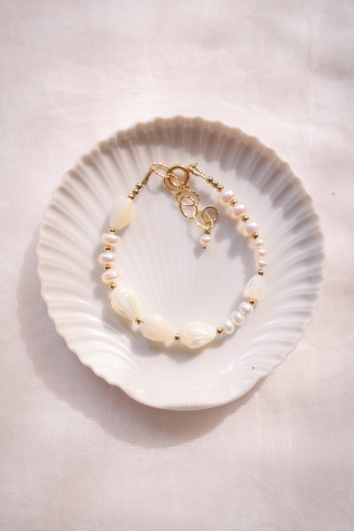 Luminous Pearl & Pikake Beaded Bracelet - Gold Heleleʻi