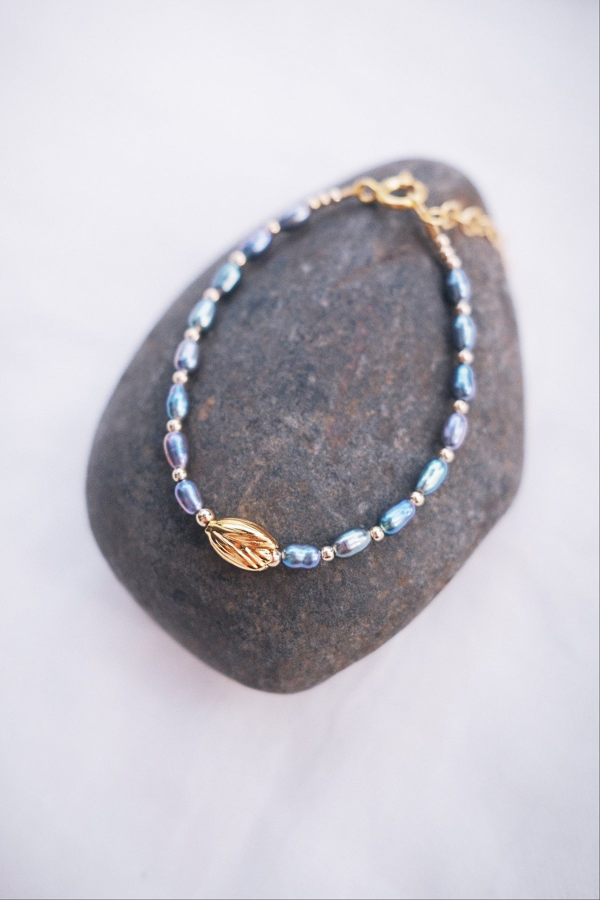 Peacock Freshwater Pearl Bracelet with Gold Pikake Bead - Haʻihaʻi