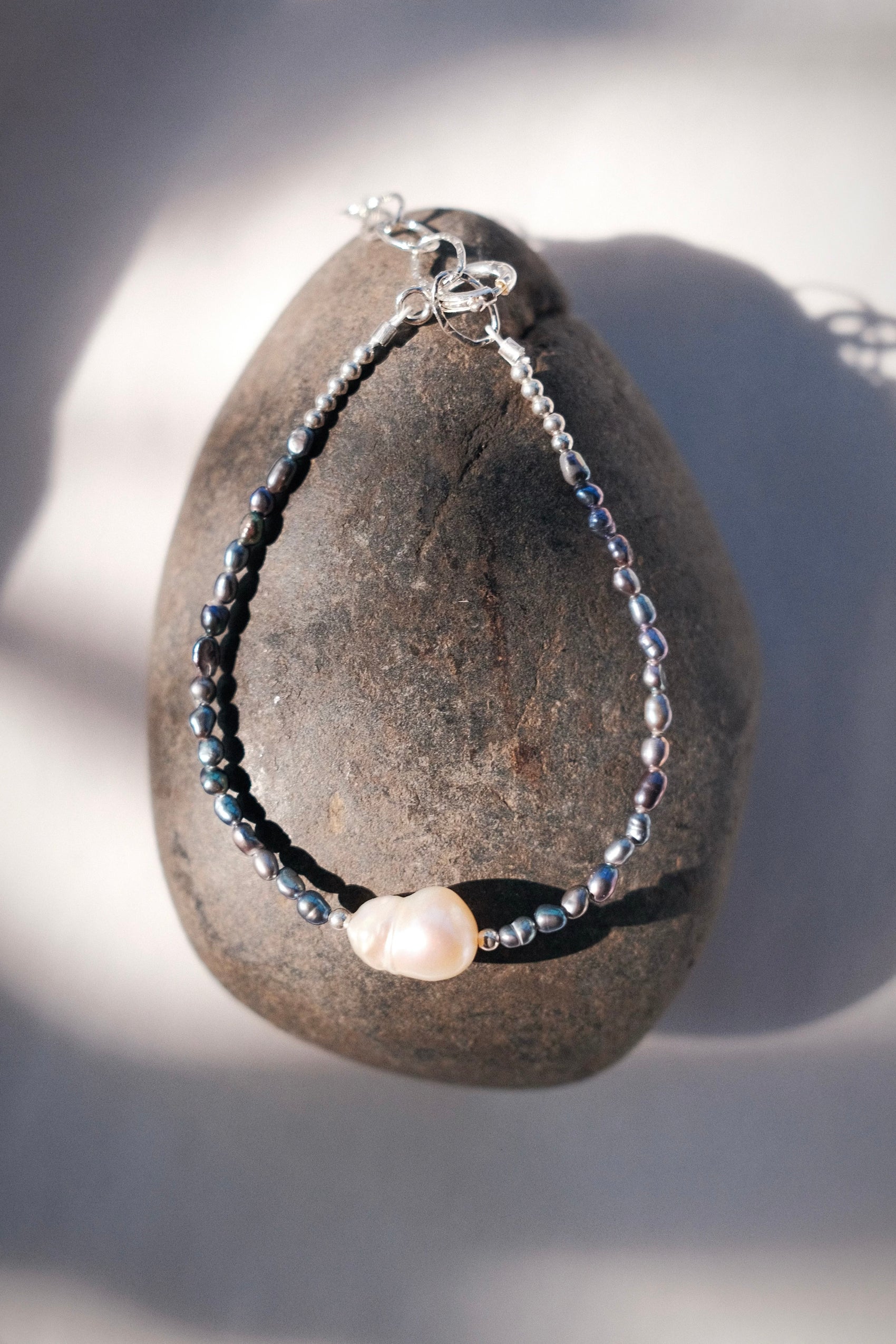 White Baroque Peacock Pearl Bead Bracelet - Silver Kaimalie