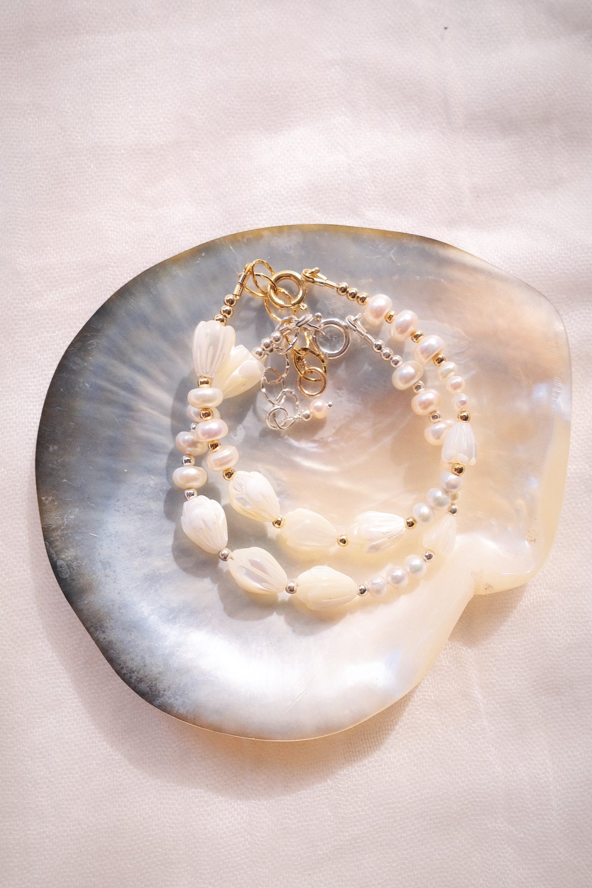 Luminous Pearl & Pikake Beaded Bracelet - Silver Heleleʻi