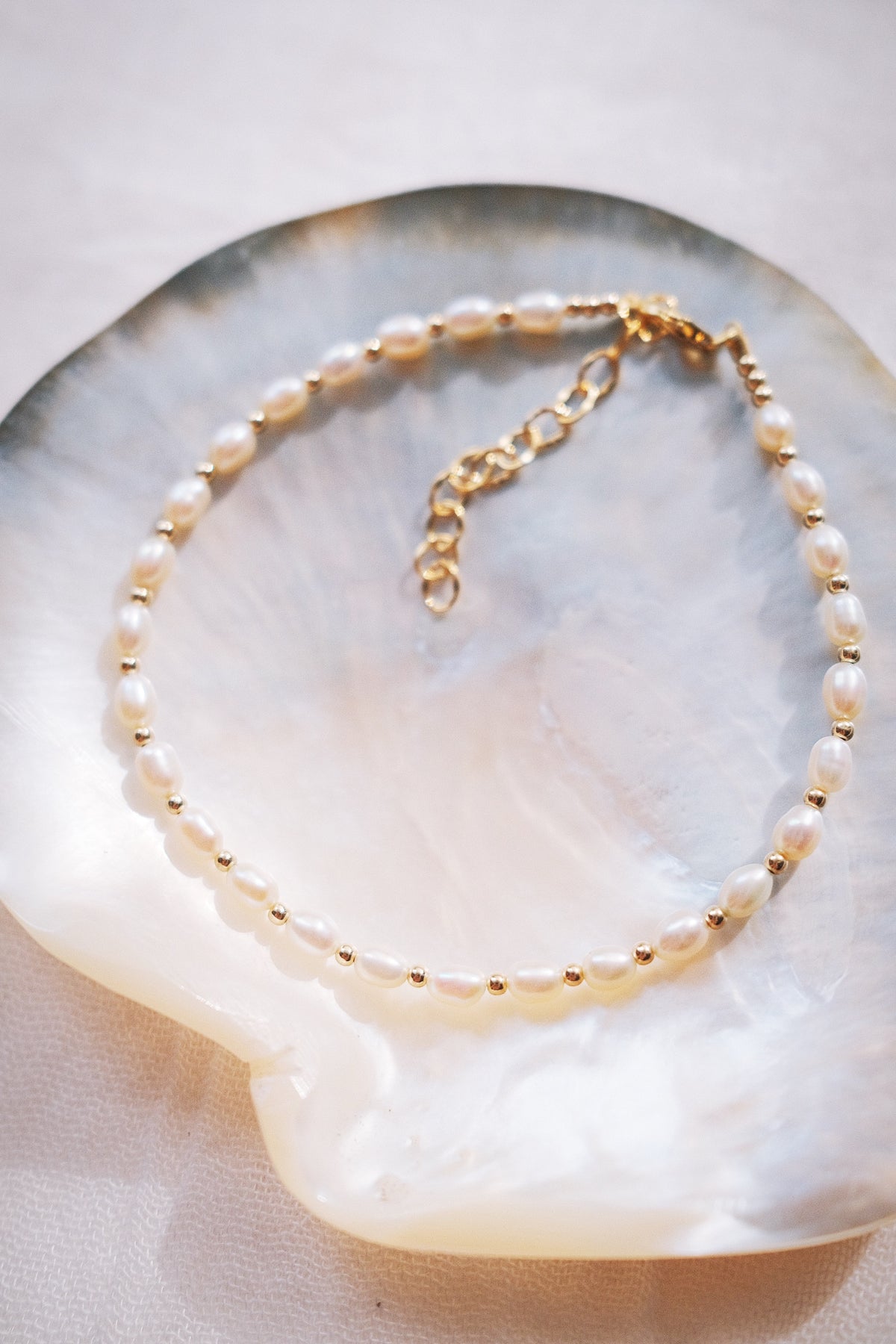 White Rice Pearl & Gold Bead Adjustable Anklet - Gold Keʻokeʻo