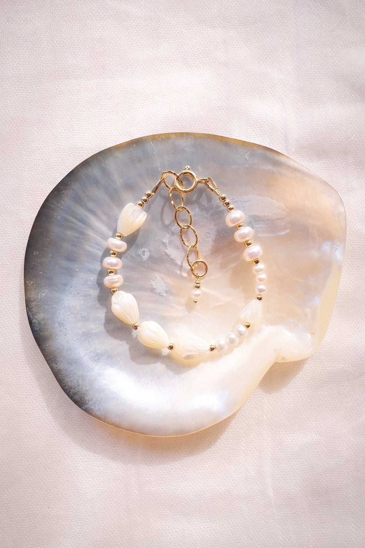 Luminous Pearl & Pikake Beaded Bracelet - Gold Heleleʻi