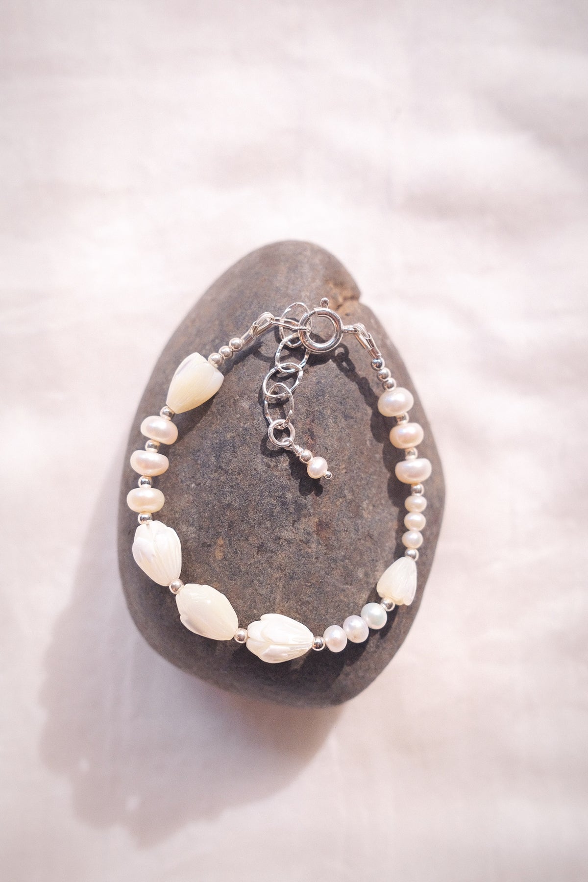 Luminous Pearl & Pikake Beaded Bracelet - Silver Heleleʻi