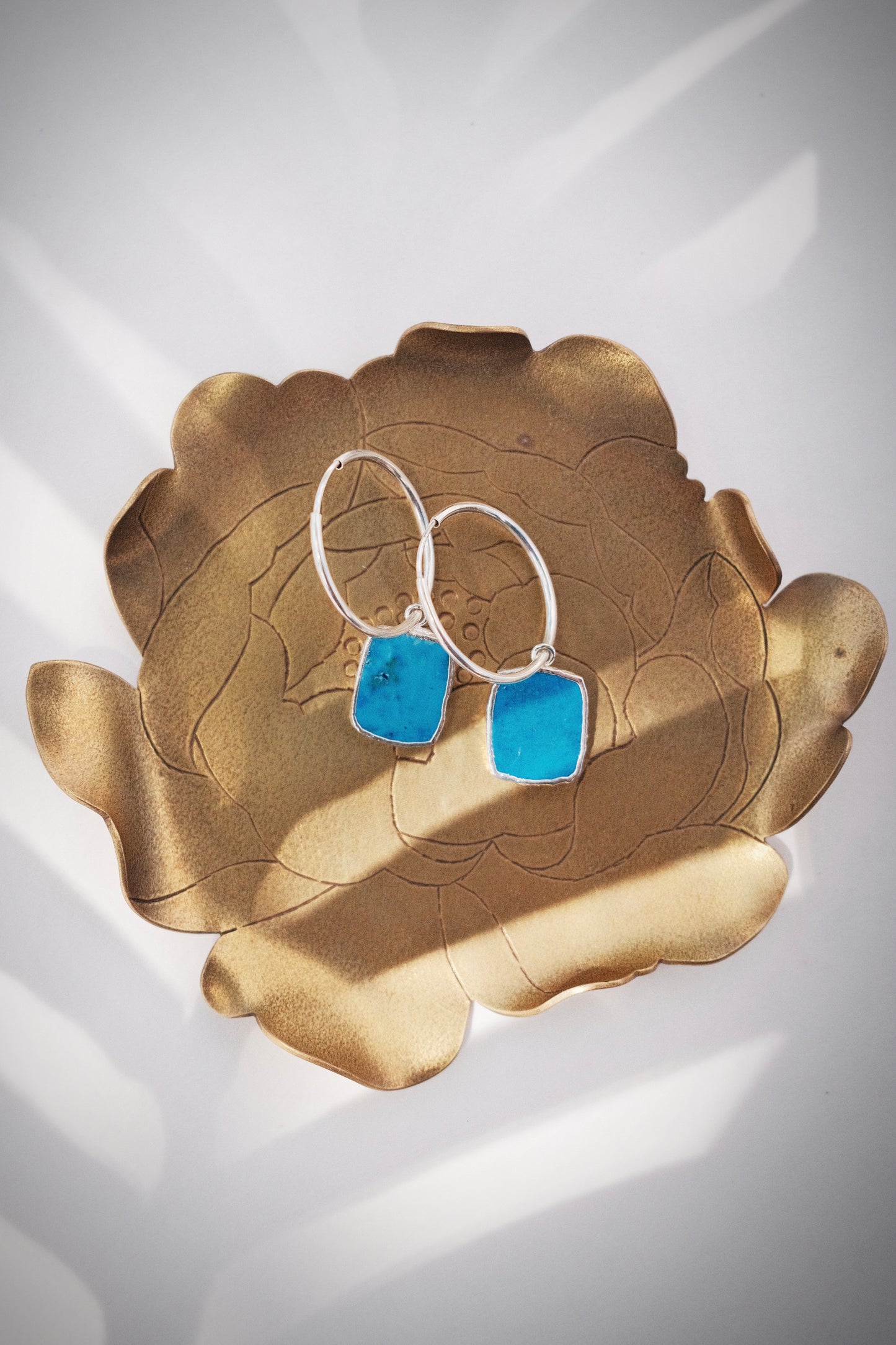 Howlite Turquoise Silver Medium Hoop Earrings - Silver Alaka'i