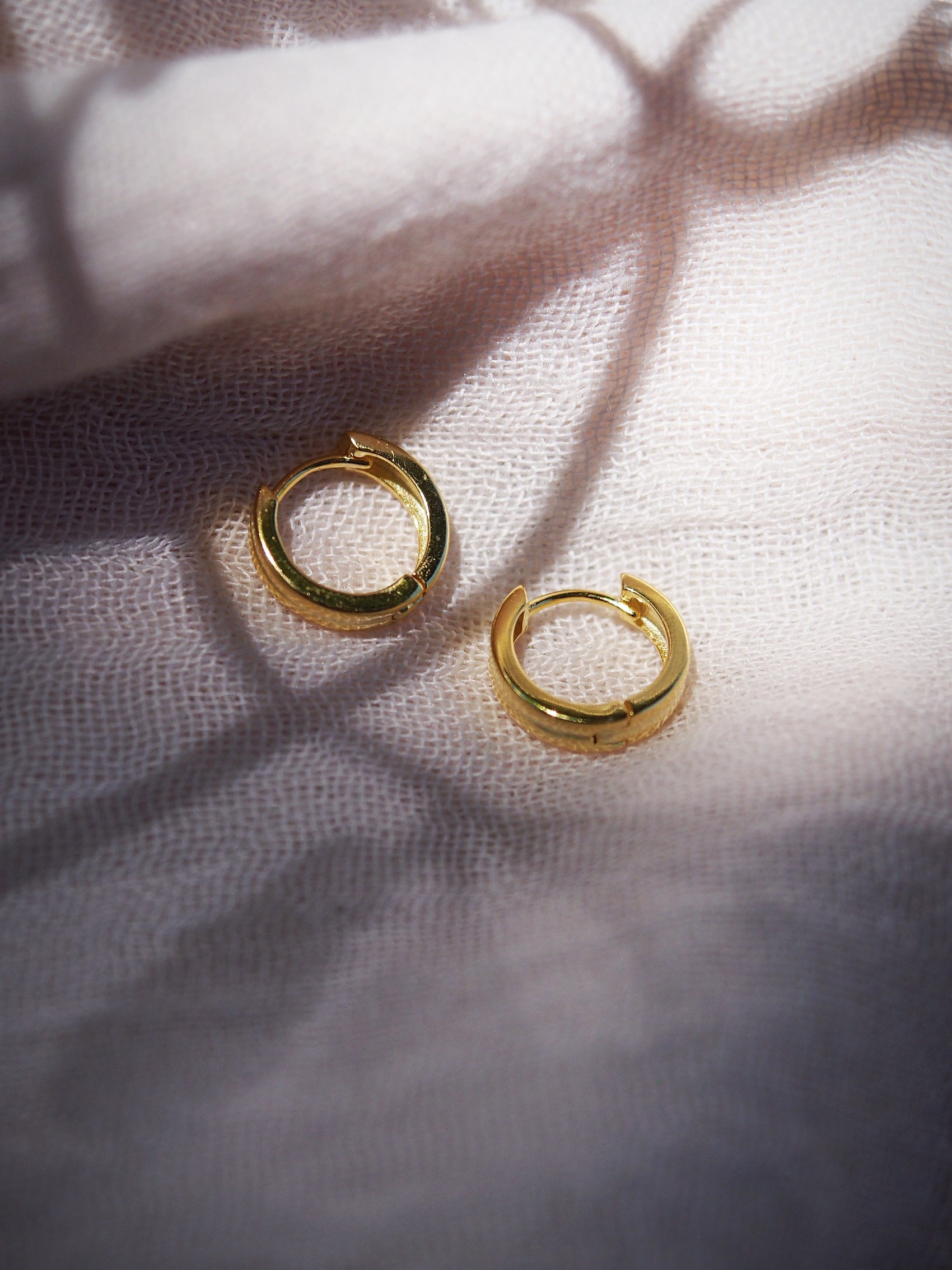 Mini Ridged Squared Huggie Hoop Earrings - Kainehe