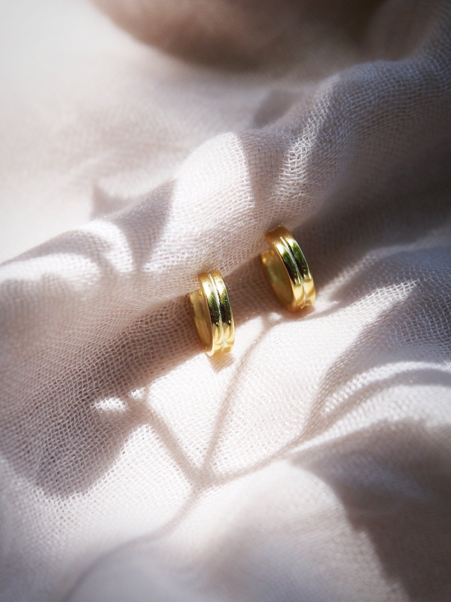 Mini Ridged Squared Huggie Hoop Earrings - Kainehe