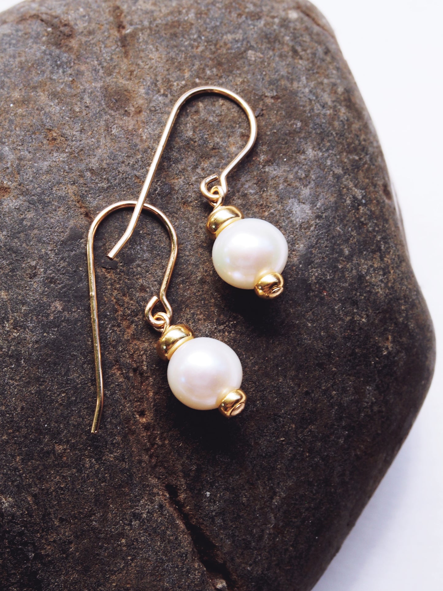 White Round Freshwater Pearl Earrings - Gold Aheahe