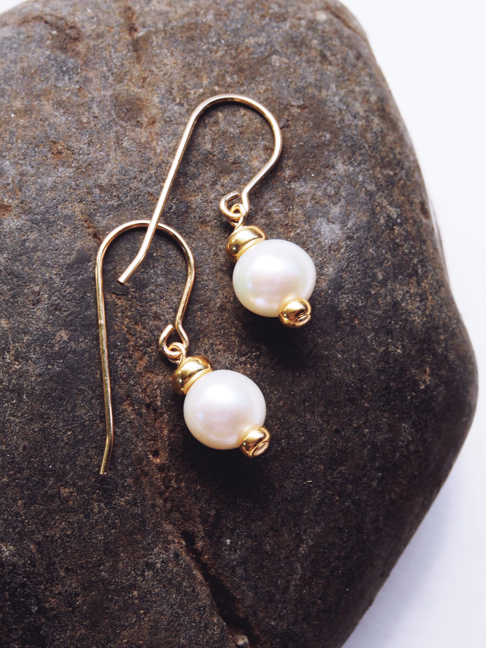 White Round Freshwater Pearl Earrings - Gold Aheahe