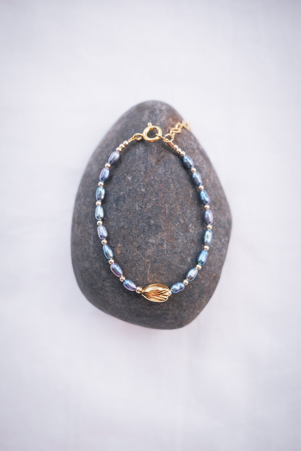 Peacock Freshwater Pearl Bracelet with Gold Pikake Bead - Haʻihaʻi