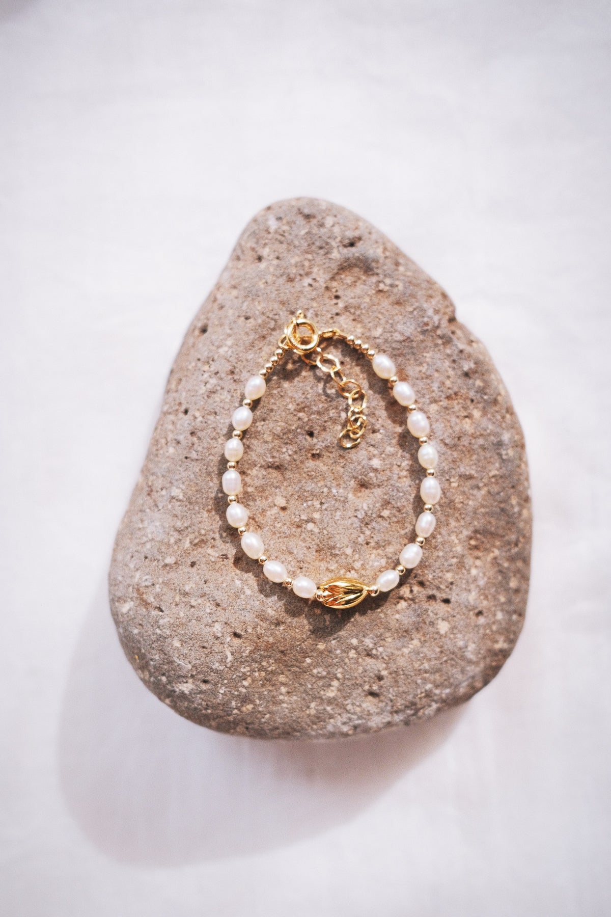 White Freshwater Pearl Bracelet with Gold Pikake Bead - Pōhina