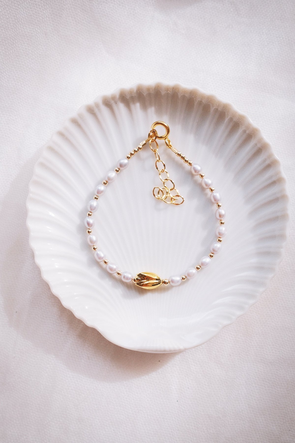 Gray Freshwater Pearl Bracelet with Gold Pikake Bead - Hinahina