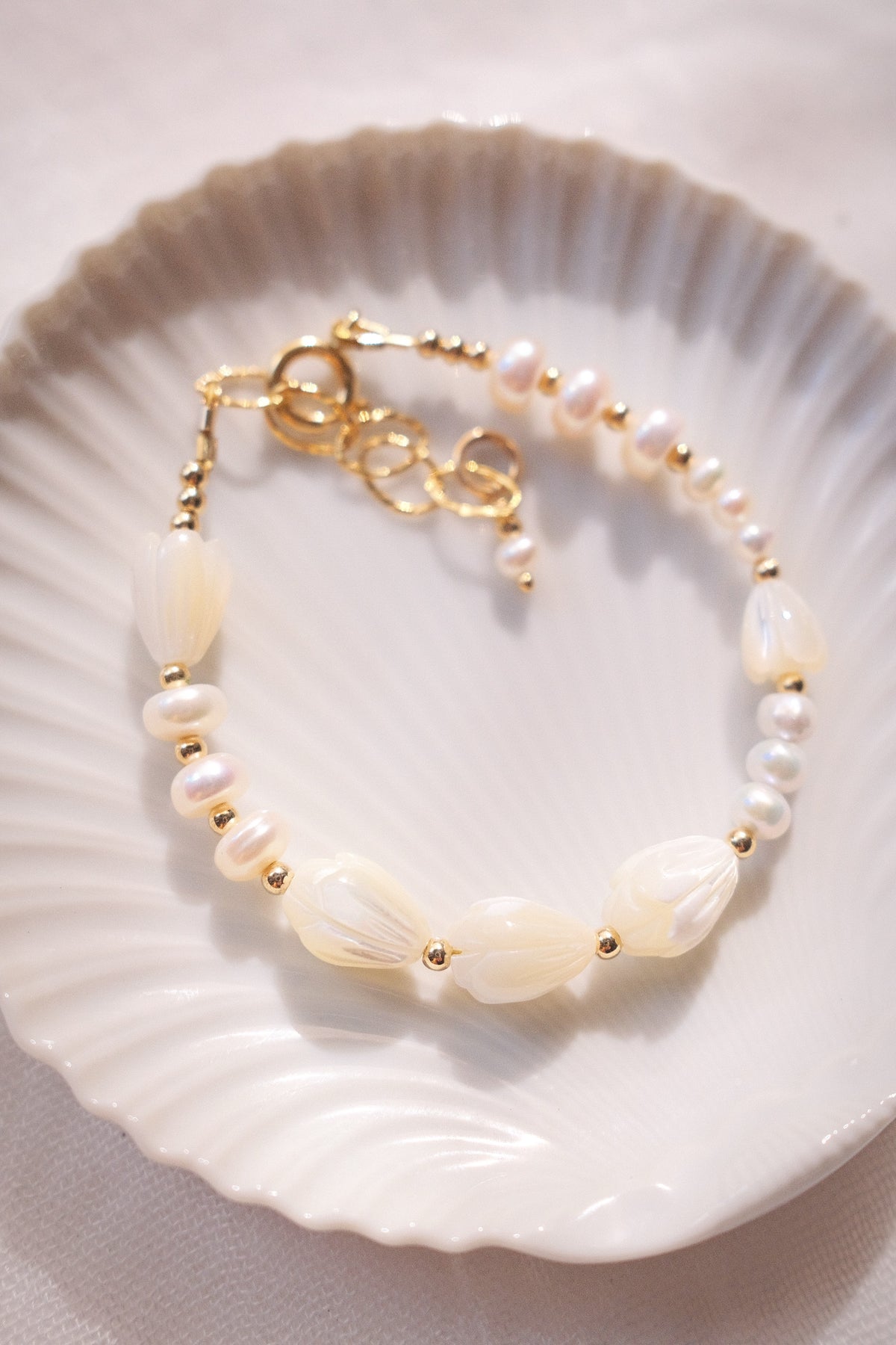 Luminous Pearl & Pikake Beaded Bracelet - Gold Heleleʻi
