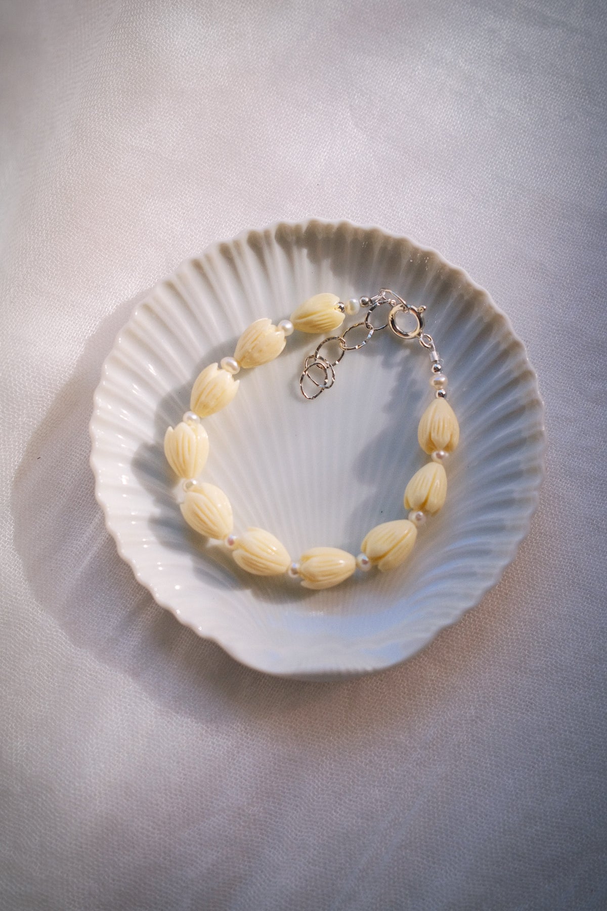 Resin Pikake & Pearl Beaded Bracelet - Gold Kupuna