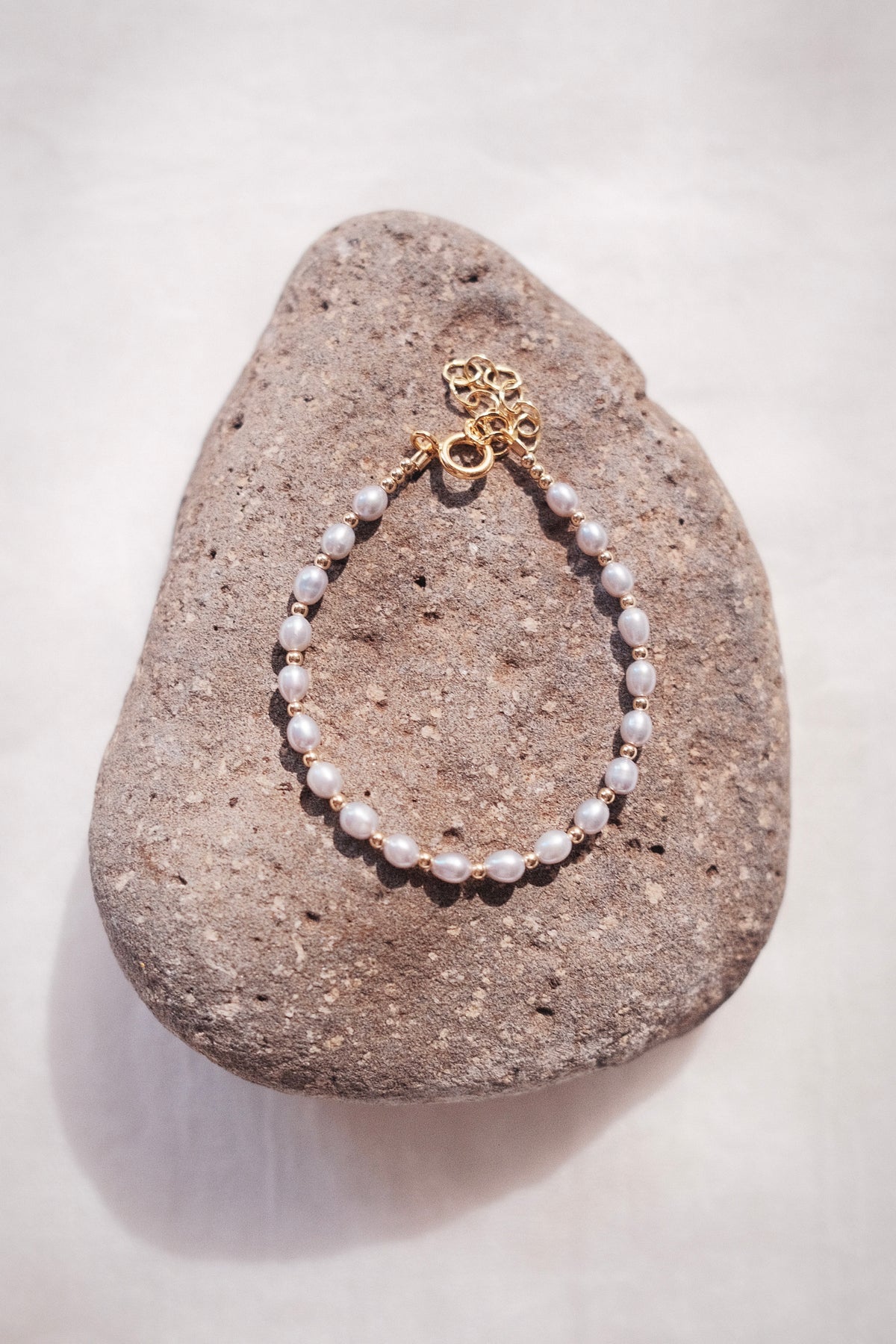 Gray Rice Pearl & Gold Bead Adjustable Bracelet - Gold Āhiahi