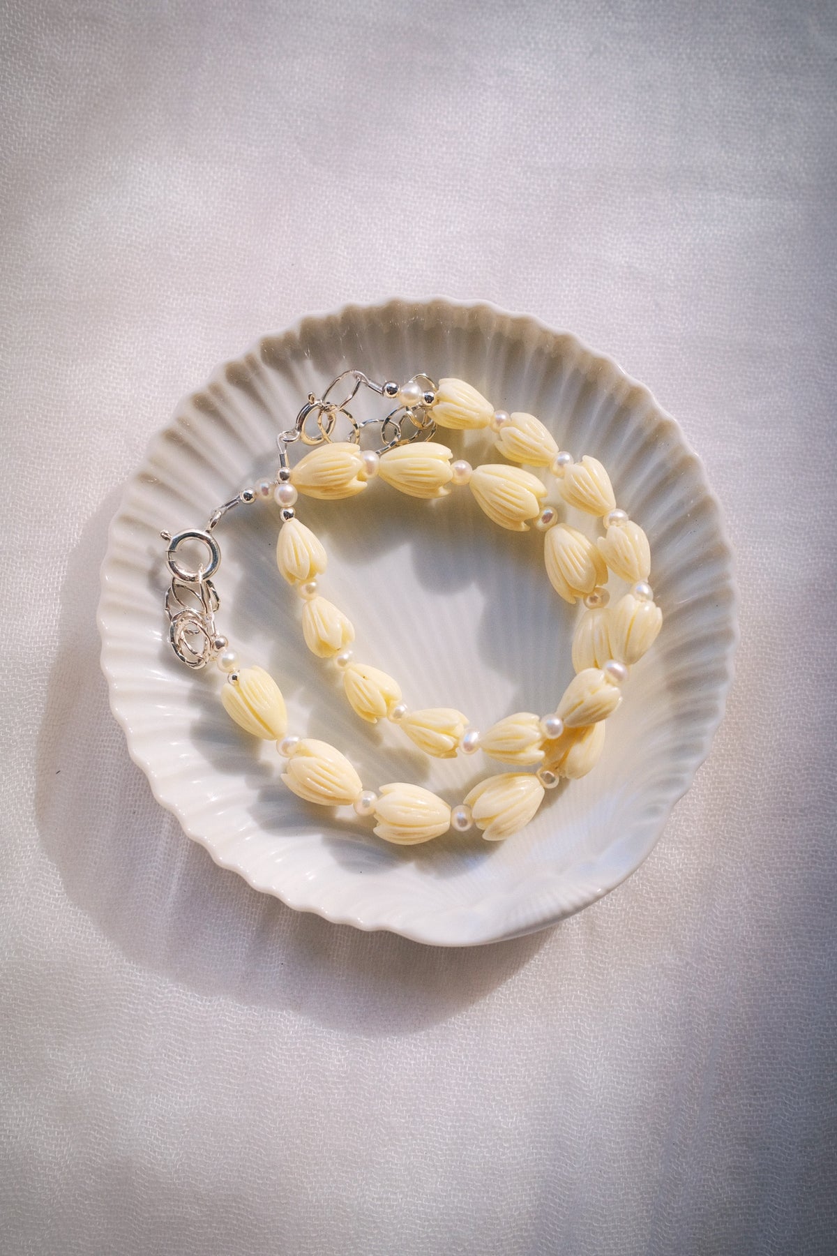 Resin Pikake & Pearl Beaded Bracelet - Gold Kupuna