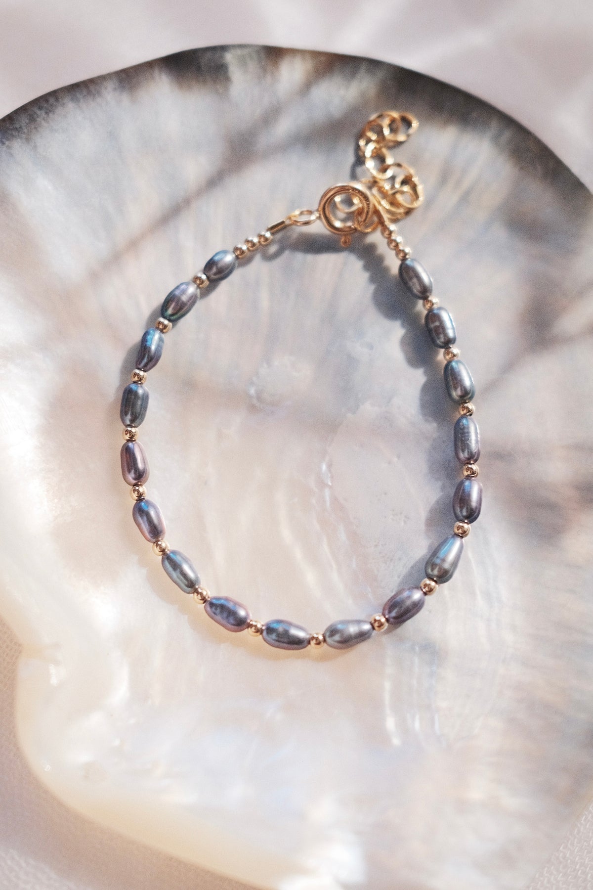 Peacock Rice Pearl & Gold Bead Adjustable Bracelet - Gold Pāʻū