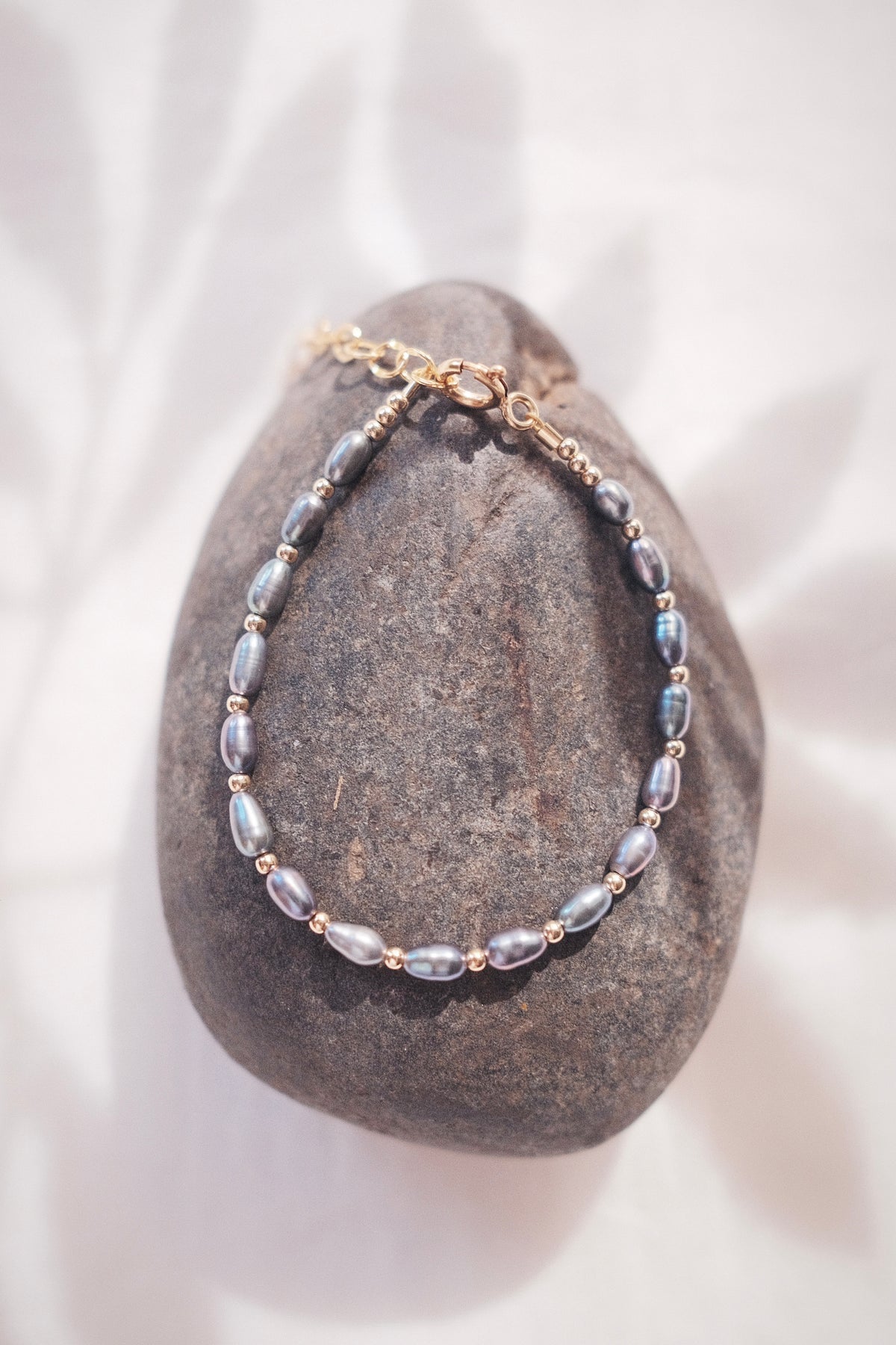 Peacock Rice Pearl & Gold Bead Adjustable Bracelet - Gold Pāʻū