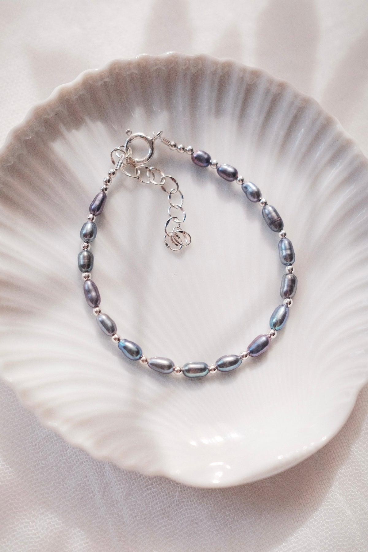 Peacock Rice Pearl & Silver Bead Adjustable Bracelet - Silver Pāʻū