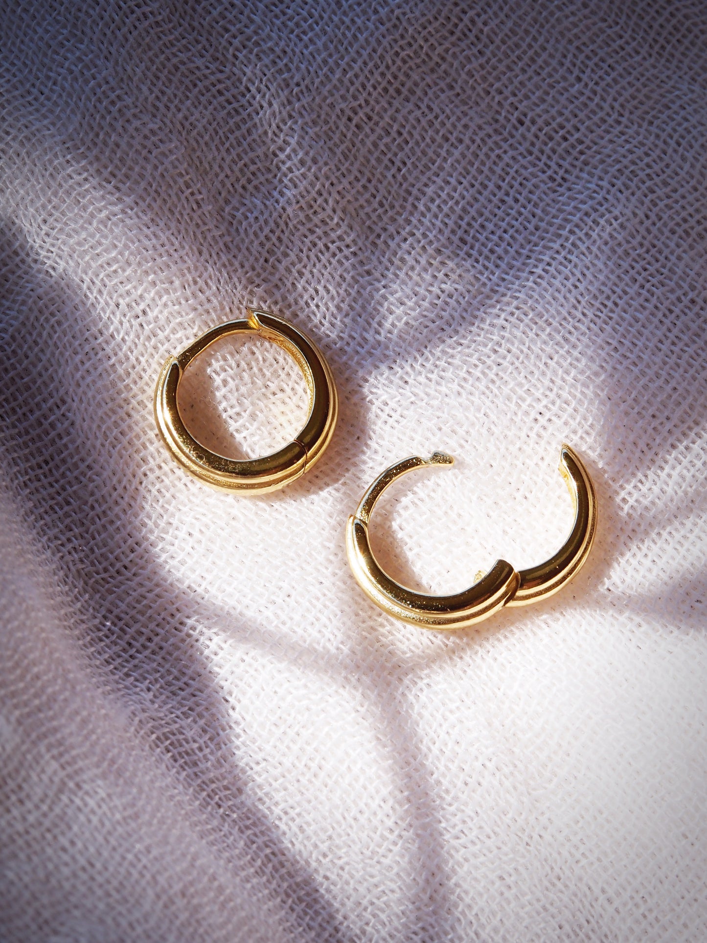 Mini Stepped Huggie Hoop Earrings - Kaiaka