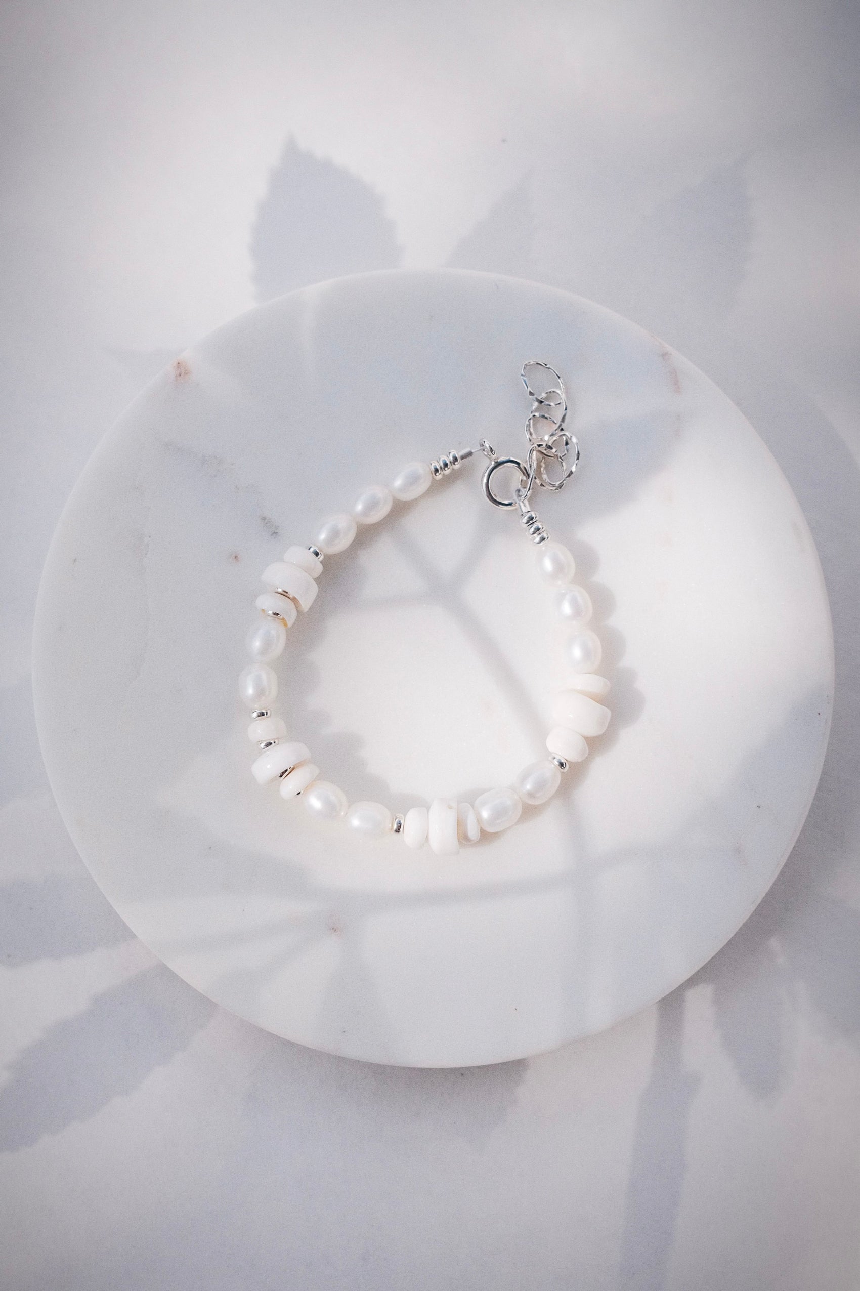 Silver Puka Shell Pearl Bracelet - Maka