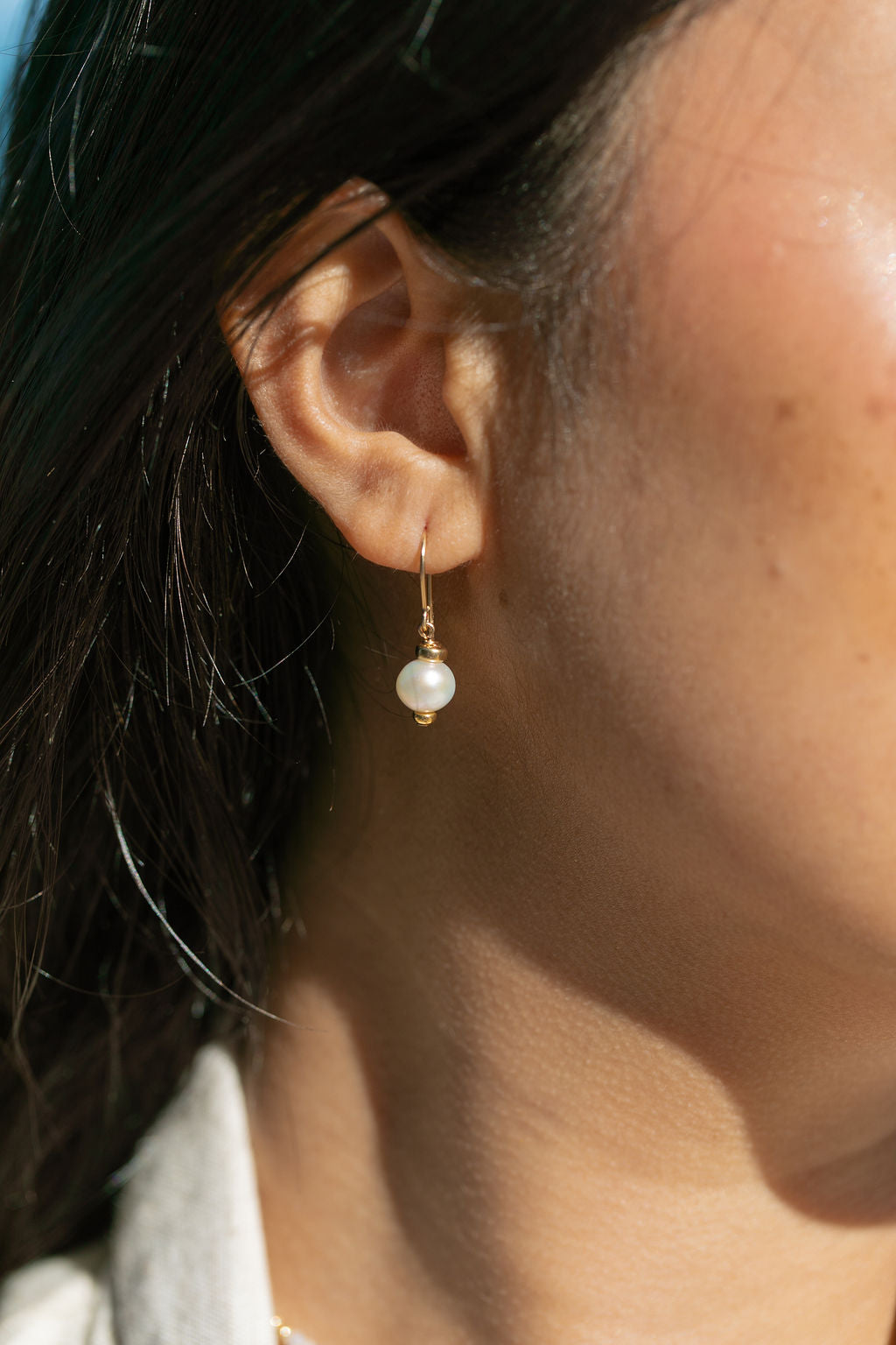 White Round Freshwater Pearl Earrings - Gold Aheahe