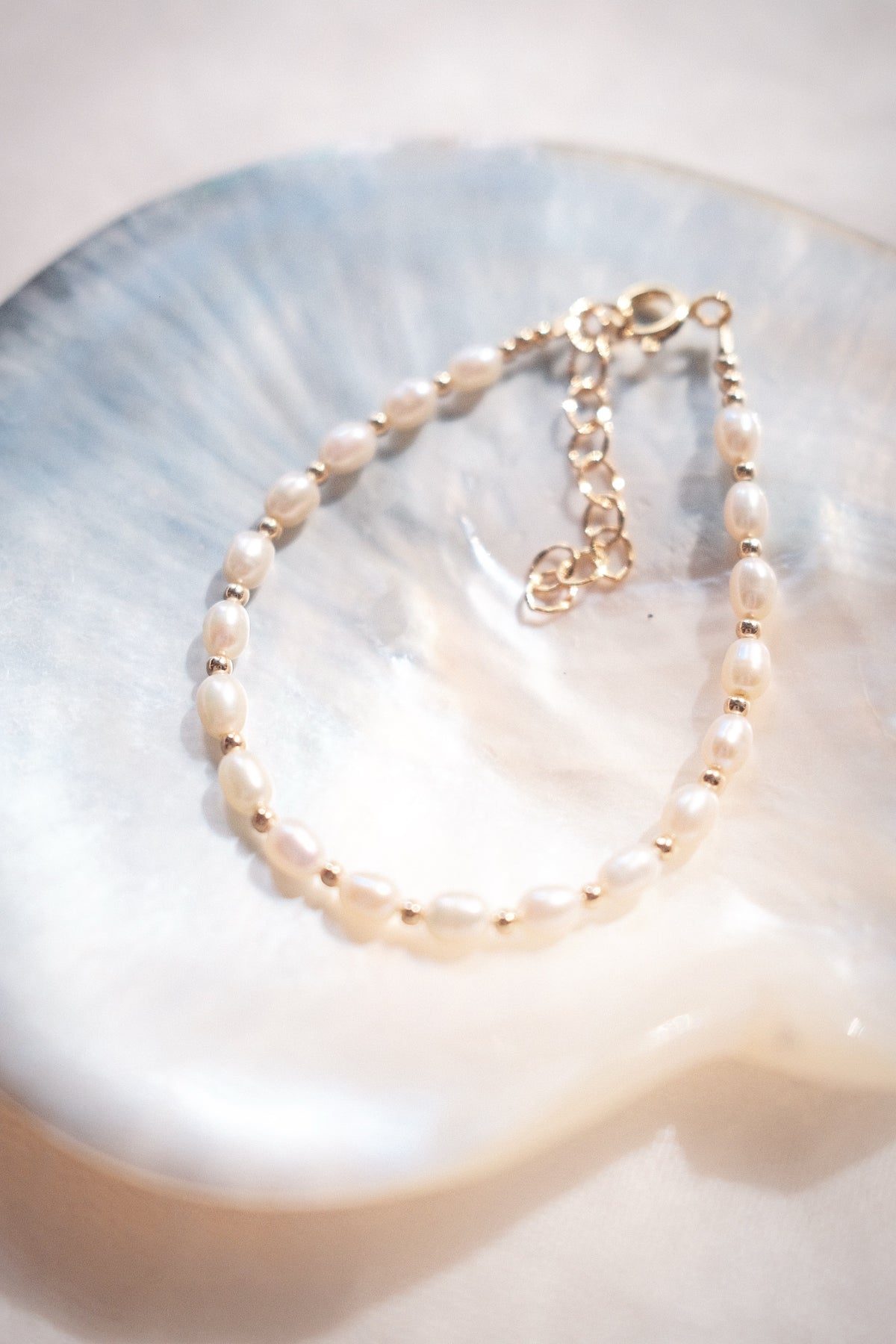 White Rice Pearl & Gold Bead Adjustable Bracelet - Gold Keʻokeʻo