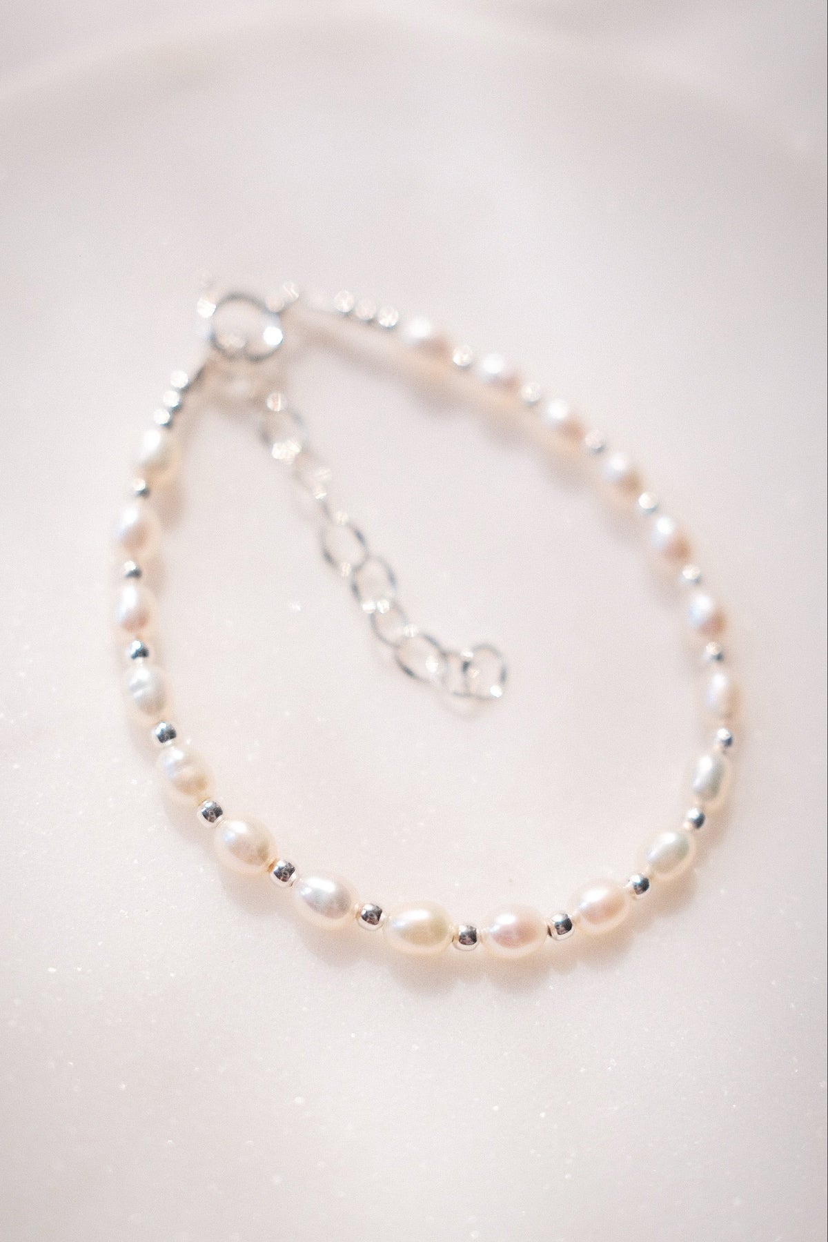 White Rice Pearl & Silver Bead Adjustable Bracelet - Silver Keʻokeʻo