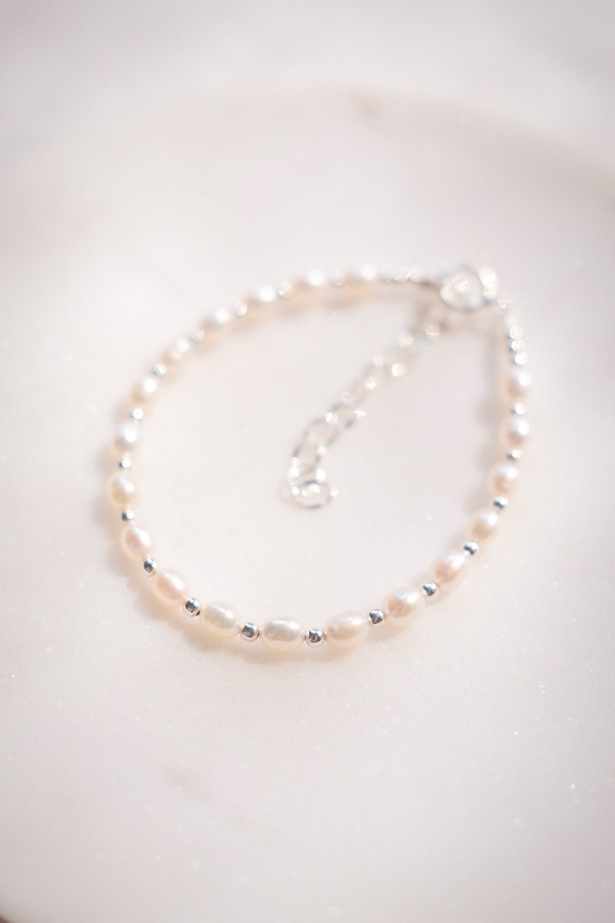 White Rice Pearl & Silver Bead Adjustable Bracelet - Silver Keʻokeʻo