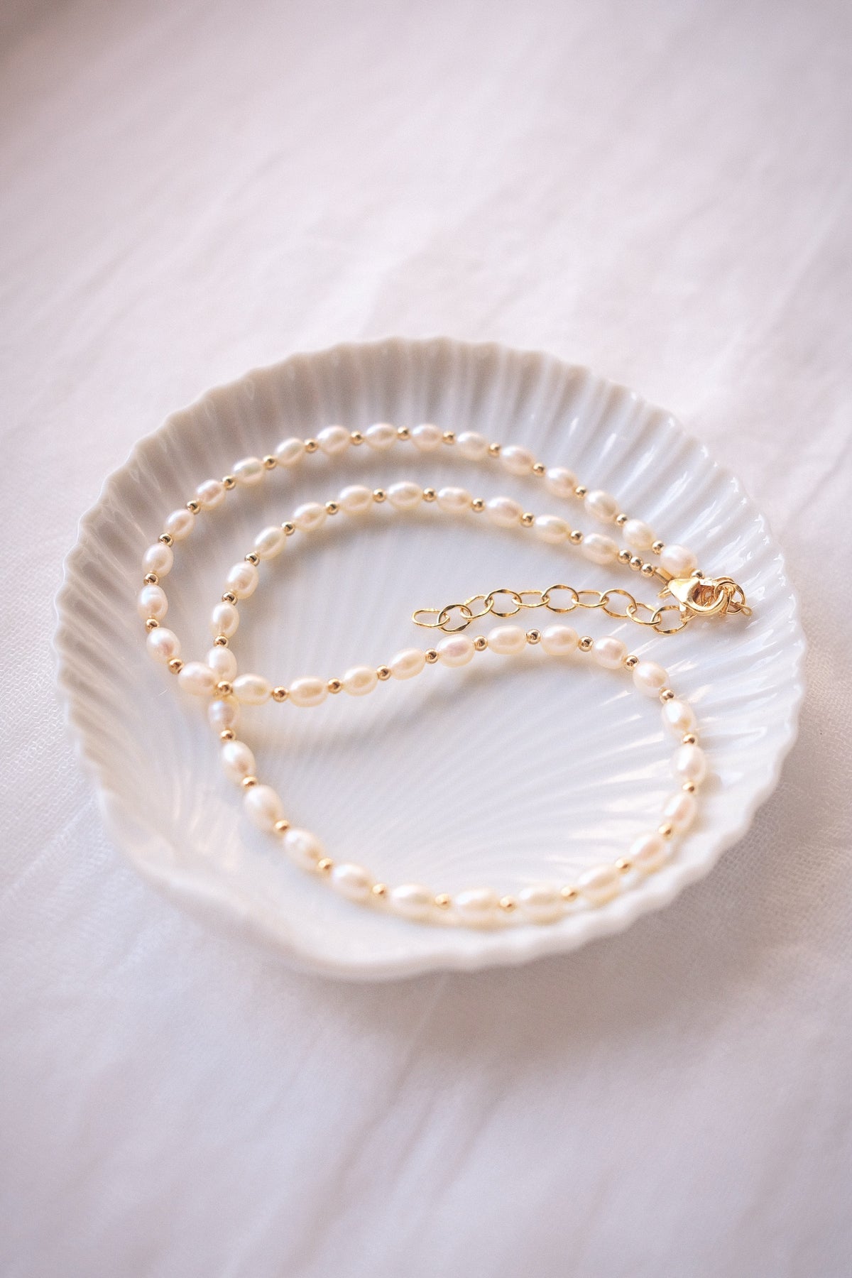 White Rice Pearl & Gold Bead Adjustable Necklace - Gold Keʻokeʻo