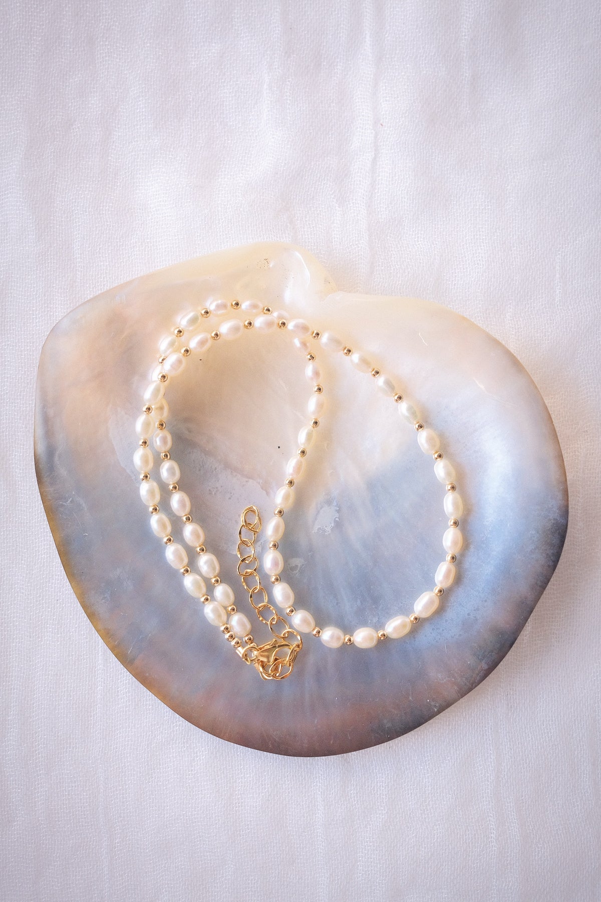 White Rice Pearl & Gold Bead Adjustable Necklace - Gold Keʻokeʻo