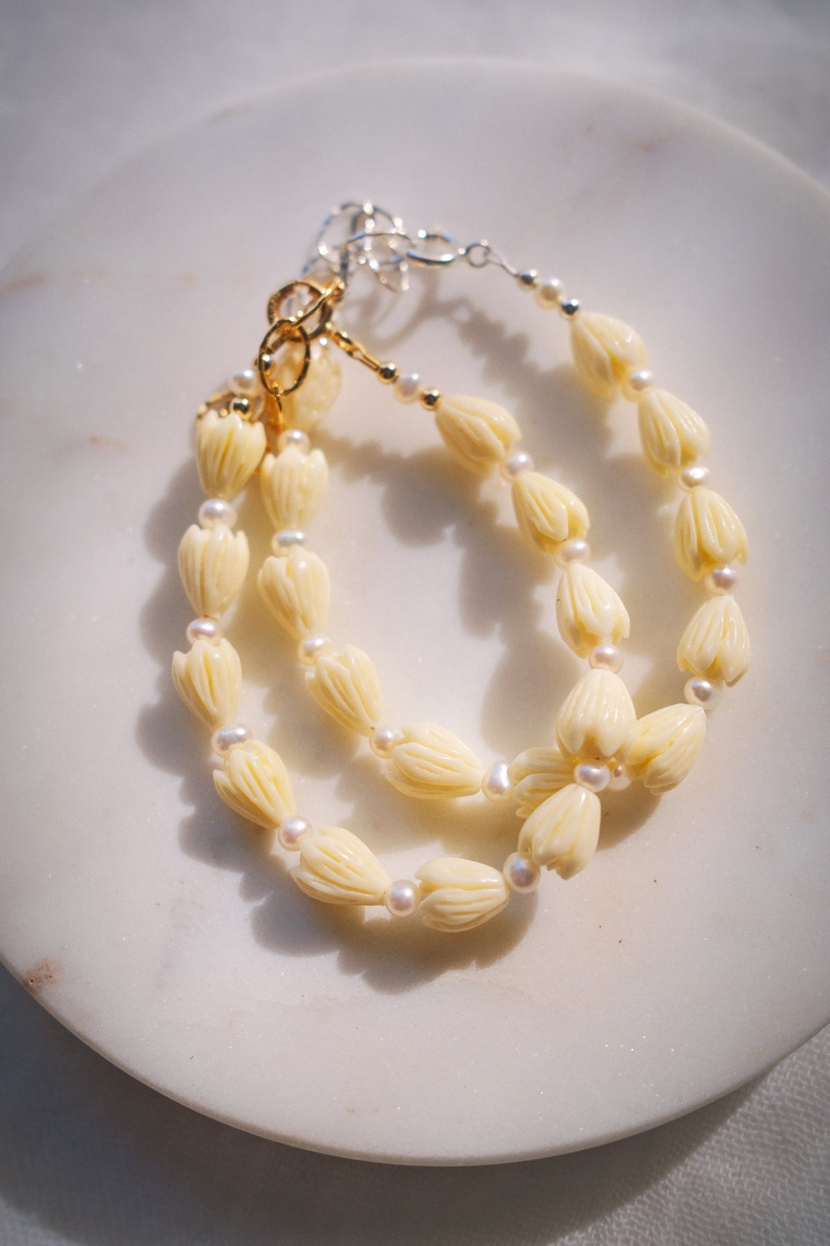 Resin Pikake & Pearl Beaded Bracelet - Gold Kupuna