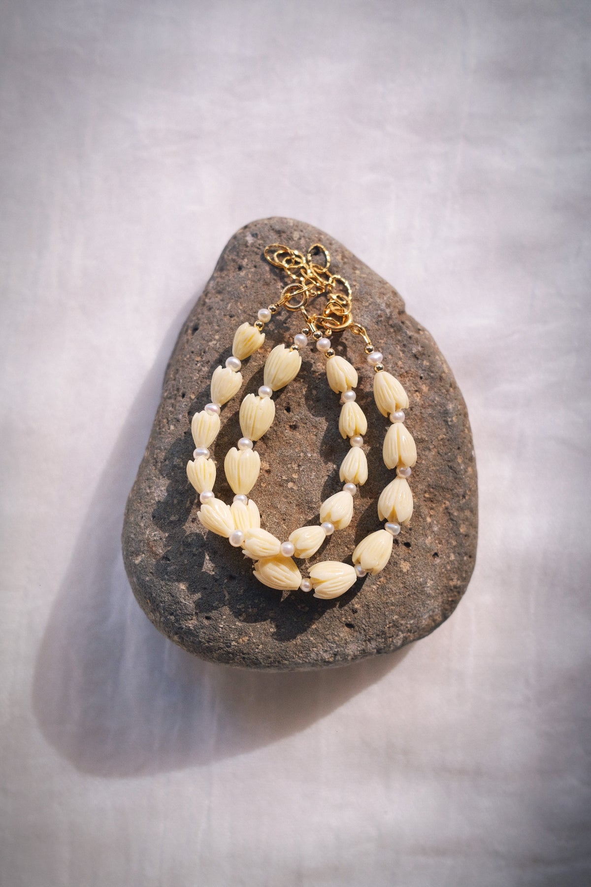 Resin Pikake & Pearl Beaded Bracelet - Gold Kupuna