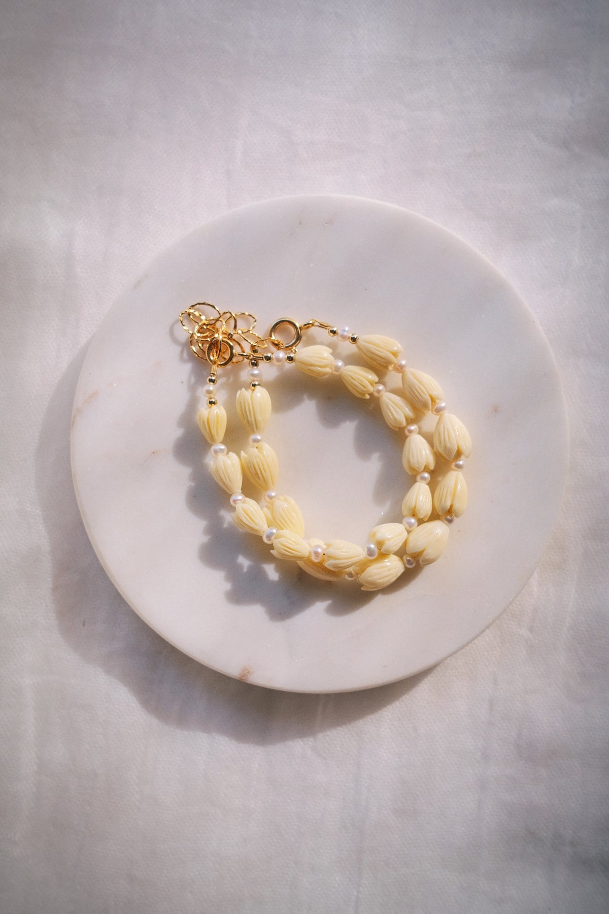 Resin Pikake & Pearl Beaded Bracelet - Gold Kupuna