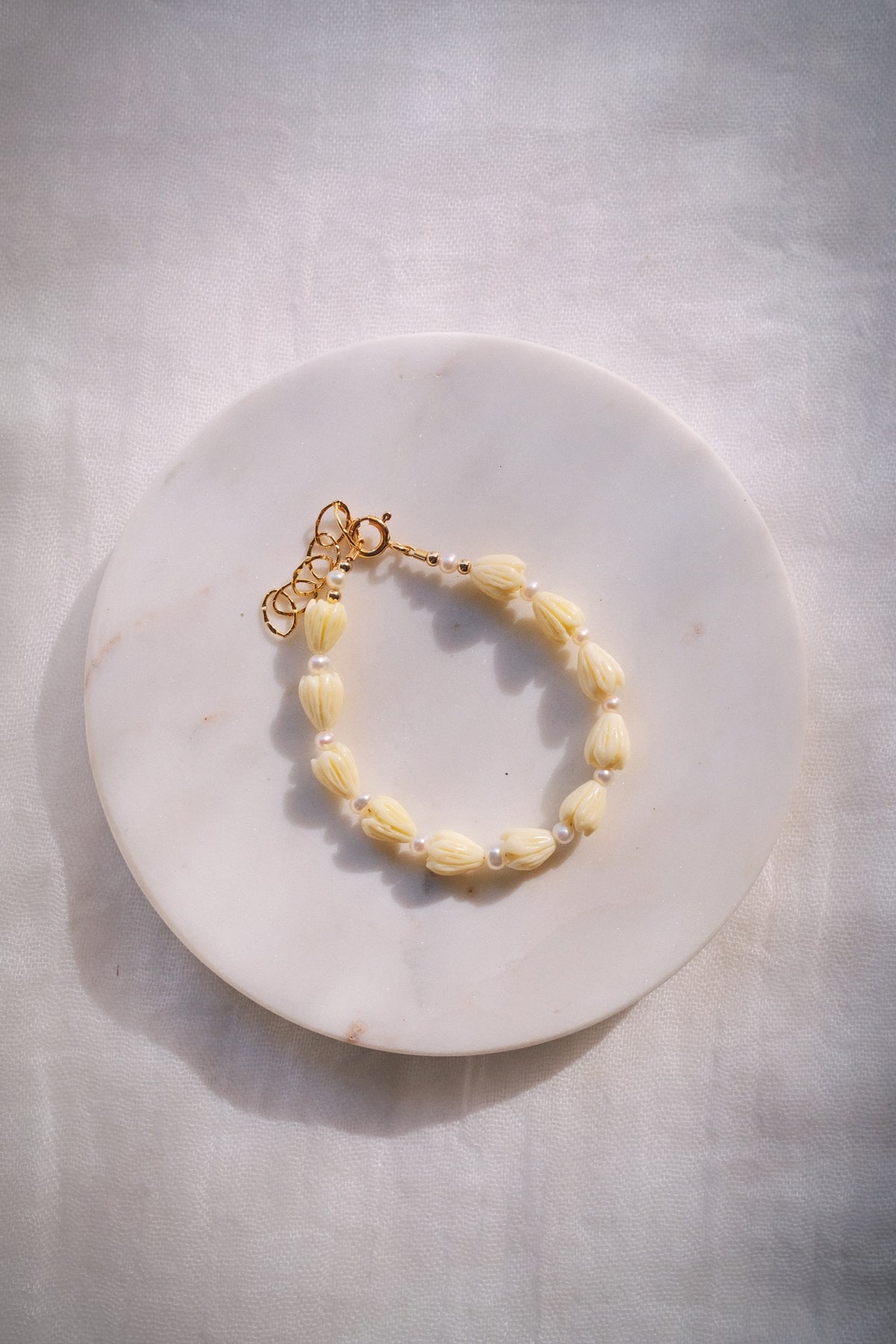 Resin Pikake & Pearl Beaded Bracelet - Gold Kupuna
