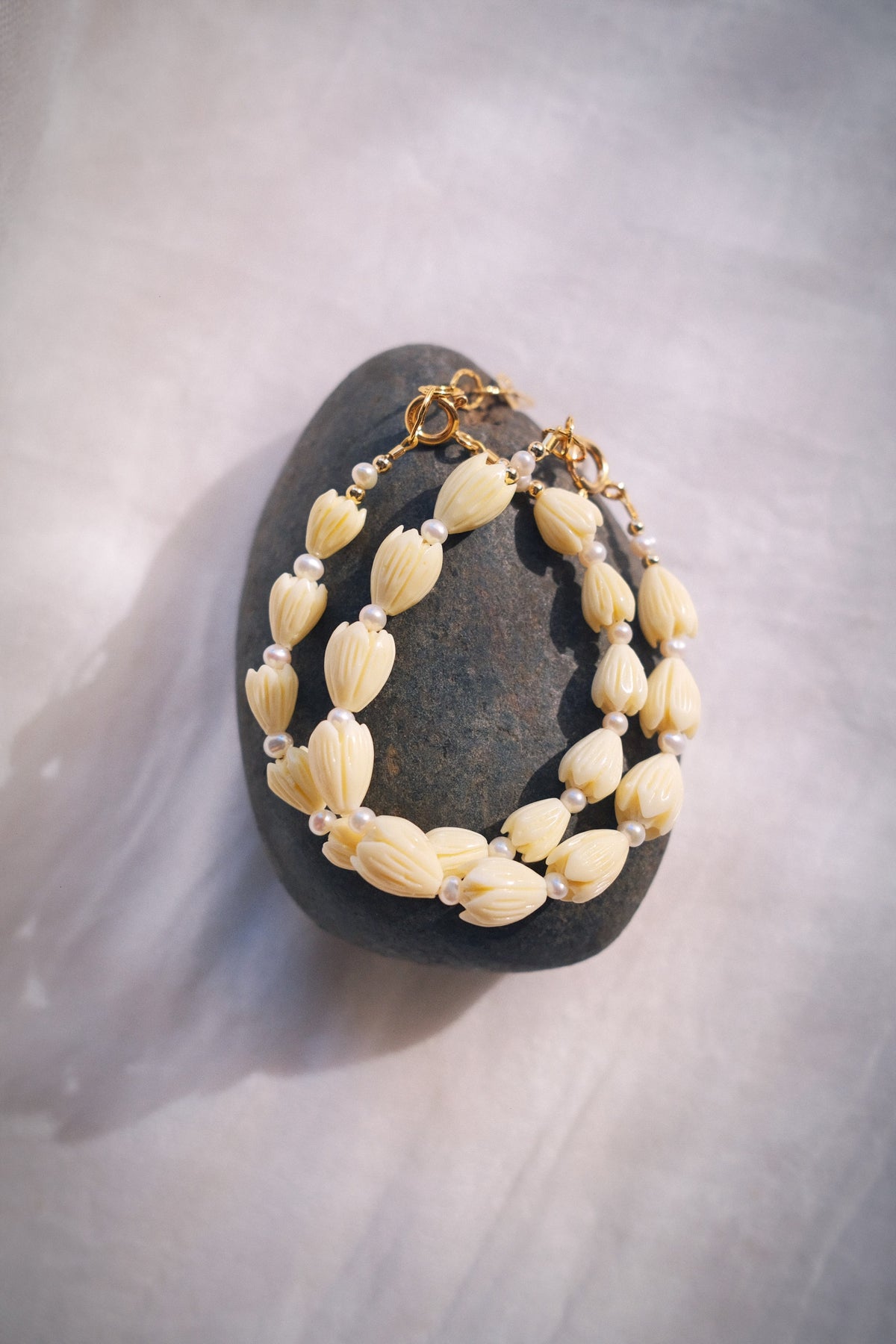 Resin Pikake & Pearl Beaded Bracelet - Gold Kupuna