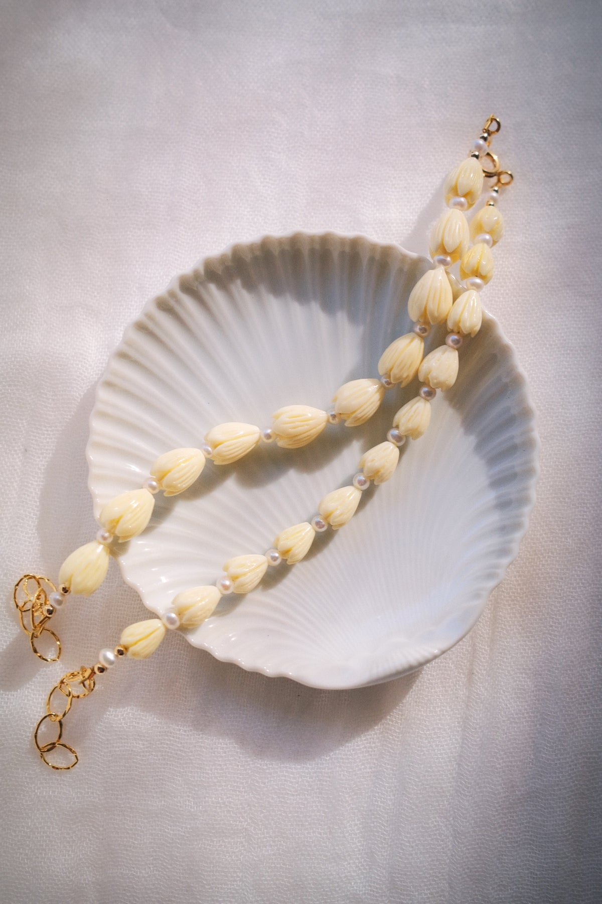 Resin Pikake & Pearl Beaded Bracelet - Gold Kupuna