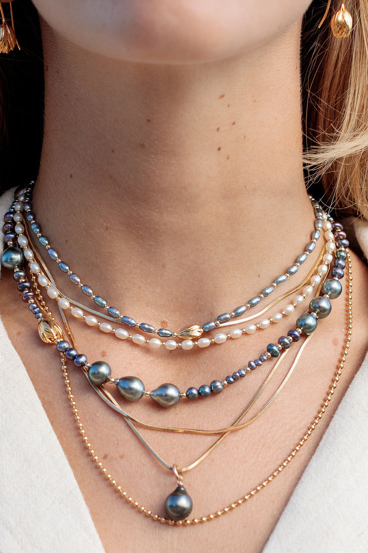 White Rice Pearl & Gold Bead Adjustable Necklace - Gold Keʻokeʻo
