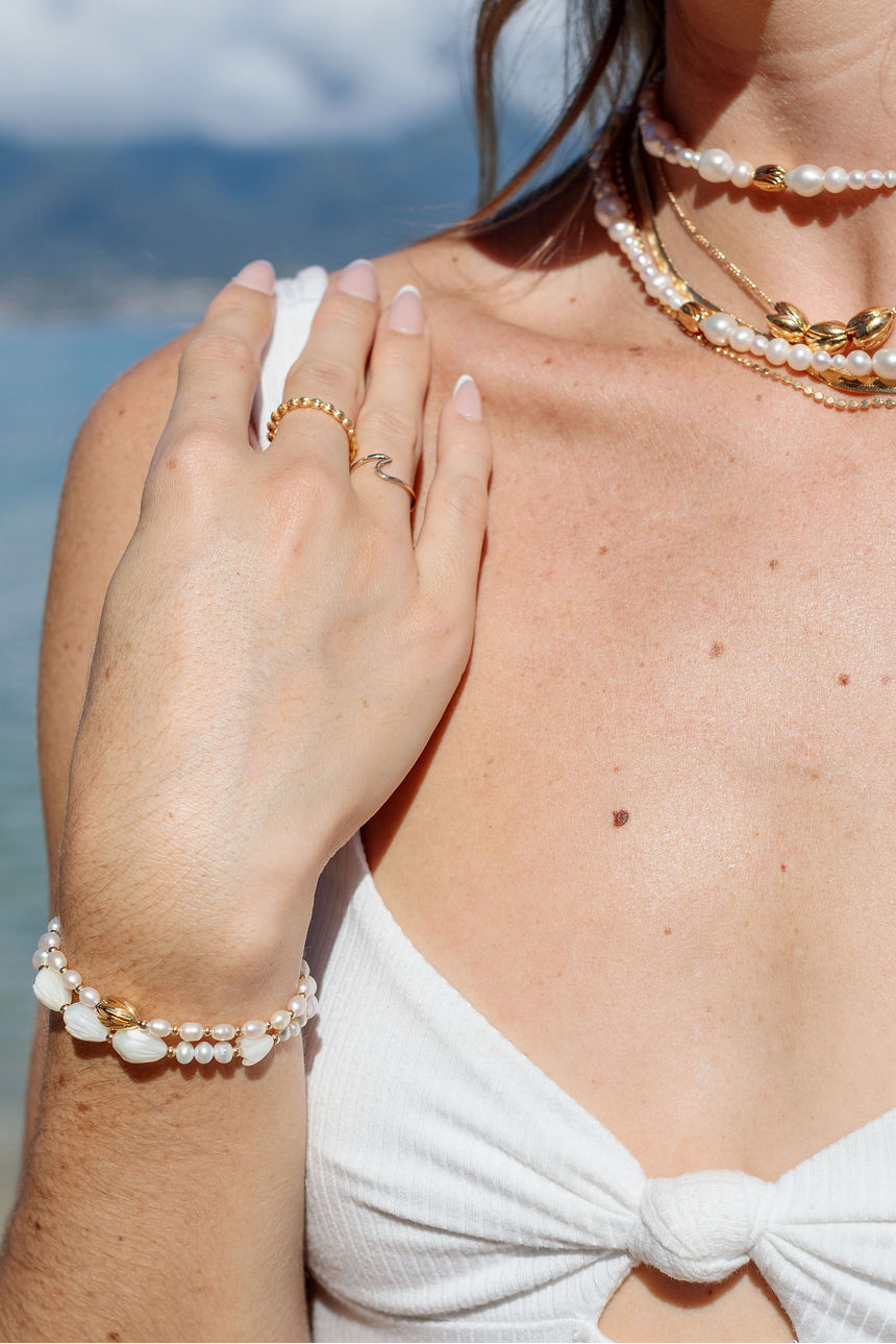 Luminous Pearl & Pikake Beaded Bracelet - Gold Heleleʻi