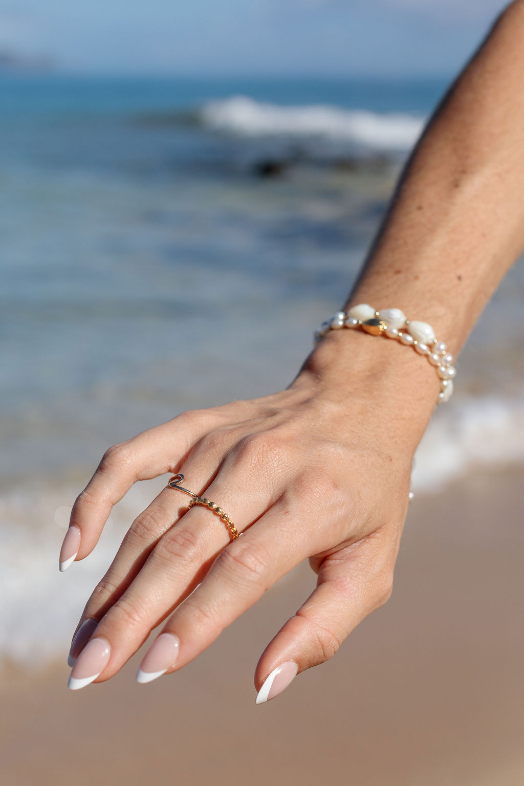 Luminous Pearl & Pikake Beaded Bracelet - Gold Heleleʻi