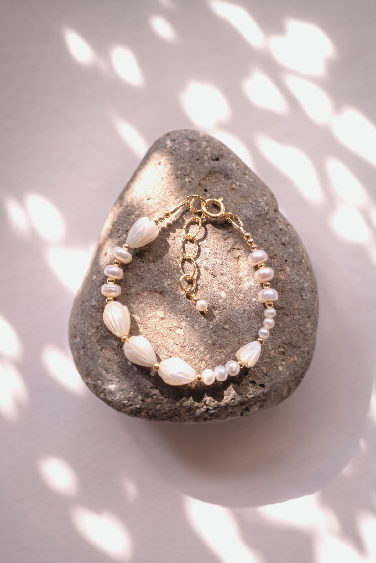 Luminous Pearl & Pikake Beaded Bracelet - Gold Heleleʻi