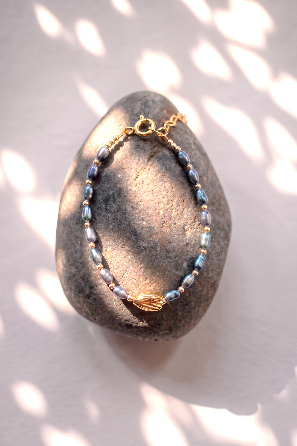 Peacock Freshwater Pearl Bracelet with Gold Pikake Bead - Haʻihaʻi