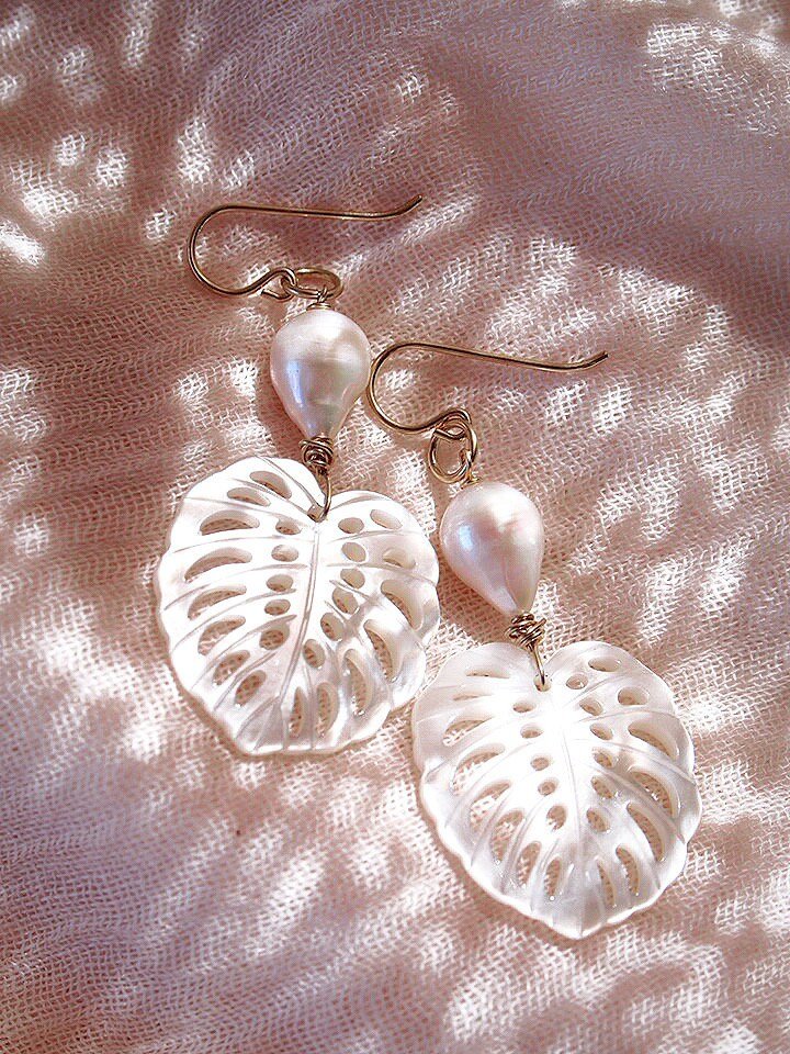 - Monstera & Pearl Earrings - Me'e - ke aloha jewelry